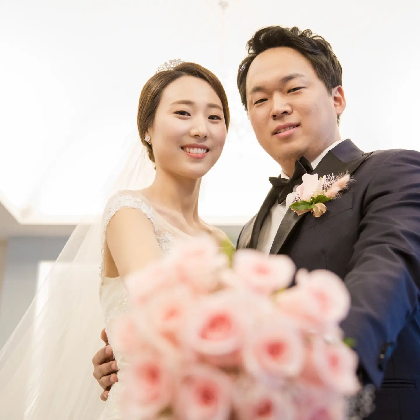 2018년 오늘. 그 해 겨울 중 가장 추운날의 연속이였으나,
딱 1.27일만 유일하게 따뜻했던 날.
그 축복받은 날에 많은 사람들의 축하 속에
우리는 부부가 되었어요.

6년이 지난 지금 사진 속의 사람은 없지만^^;;
어느새 2명에서 4명으로 늘어난 가족

오늘 둘이서 데이트 하려했지만,
지난주중 아이들의 장염과 둘째의 완강한
엄마외출 거부로 인해 
집에서 보내는 결기....😭

덕분에 추억의 결혼식사진보면서
그때의 다짐 다시 새겨보께...
여보 우리 결기 축하해❤️❤️❤️