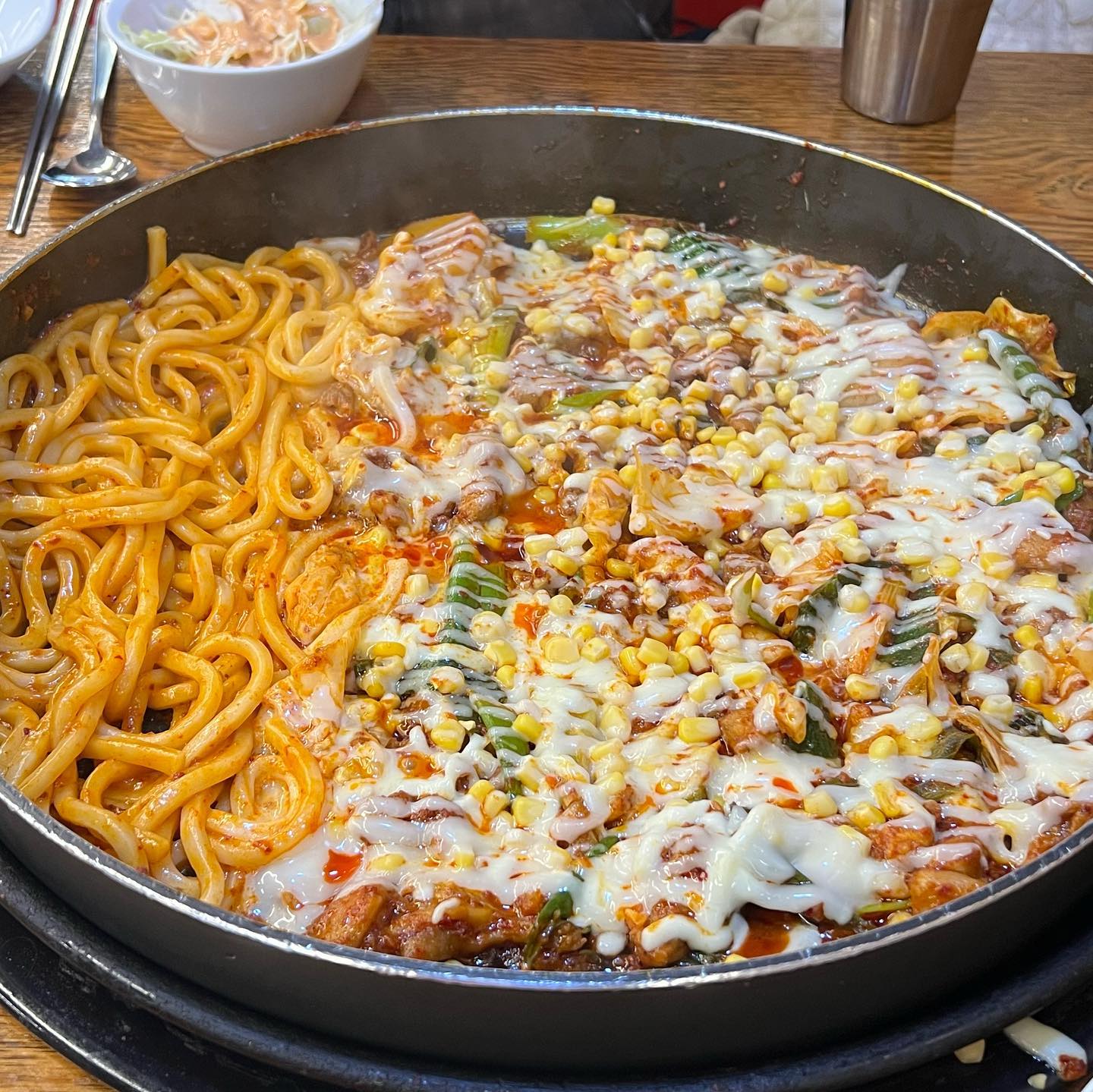 📌 홍대 유가네닭갈비
- 콘치즈닭갈비 11,5 x 2
- 매운소스 1,0
- 우동사리 2,0

콘치즈 닭갈비 먹은 뒤로는
이 것만 먹는댜
매운소스 추가해서 먹으면 감칠맛 ✨
우동사리는 무조건 추가해서 먹어야해
역시나 맛있게 먹고 왔댜 😋
⠀⠀⠀⠀⠀⠀⠀⠀⠀⠀⠀⠀⠀⠀⠀⠀
⠀⠀⠀⠀⠀⠀⠀⠀⠀⠀⠀⠀⠀⠀⠀⠀
#홍대 #홍대맛집 #유가네닭갈비 #닭갈비 
#야식 #콘치즈 #먹팔 #맛집스타그램 
#onthetable #foodblogger #foodlover