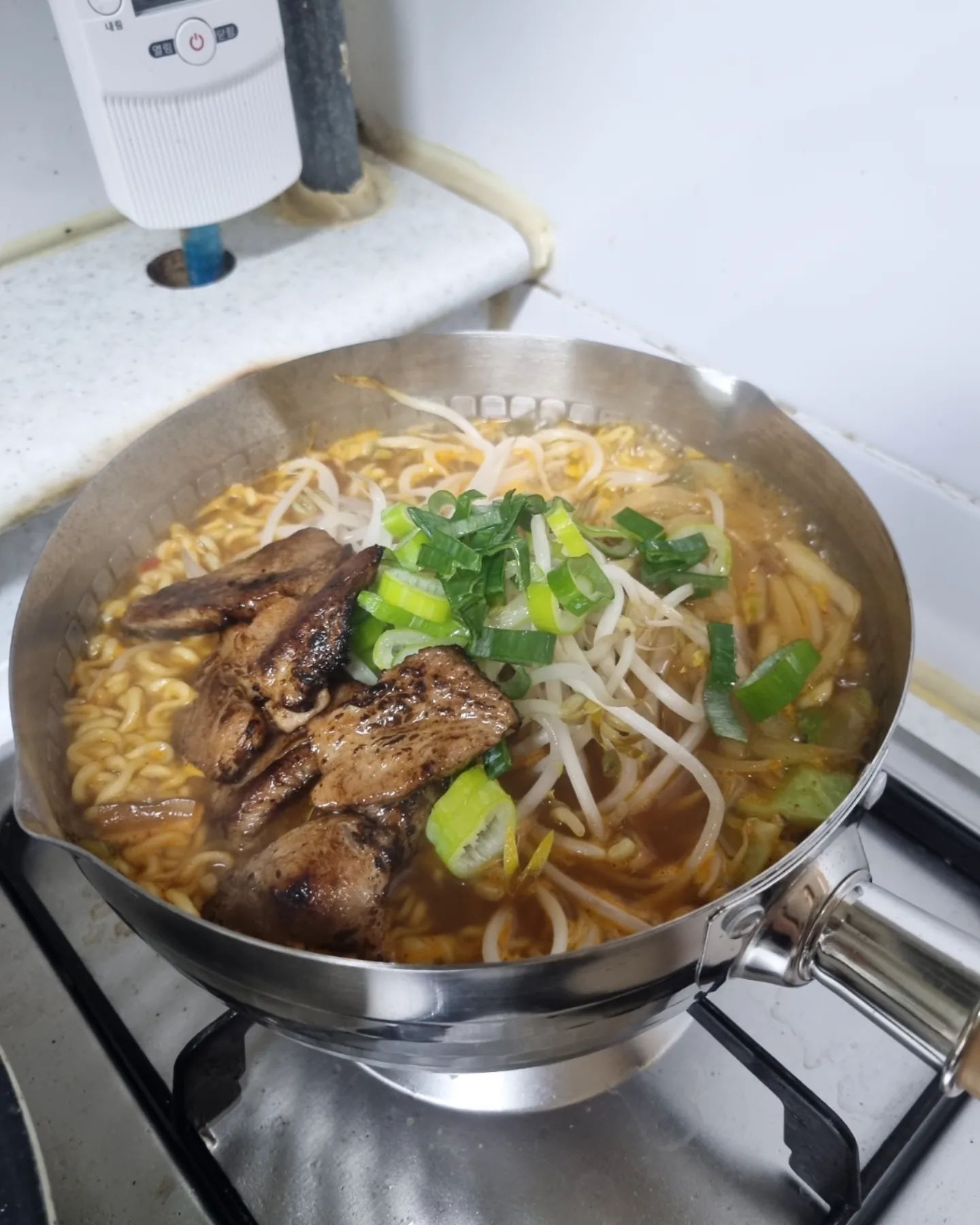 #협찬 휘뚜루마뚜루 #라면냄비
🍜야식 라면 절대 못 참지 

🩷오빠가 호로록 끓여 준 
🔥불향 가득 목살 라면🍜

✔️높은 열전도율로 빠른 조리.
✔️스테인레스 IH #함마톤냄비 .
✔️뛰어난 내구성, 위생적인 관리.
✔️가벼운 무게.
✔️냄비 안쪽/바깥쪽 계량 눈금.
✔️양 방향 물코.
✔️가스렌지 인덕션 모두 사용 가능. 

uhhomedeco 

다양한 생활용품, 아이디어 제품을 합리적인 가격에 만나 볼 수 있는 ⬇️UH홈데코 ⬇️ 

https://smartstore.naver.com/warspp1/products/9358313731

#흑어멈 #편수냄비 #스텐편수냄비 #1인냄비 #스텐라면냄비
