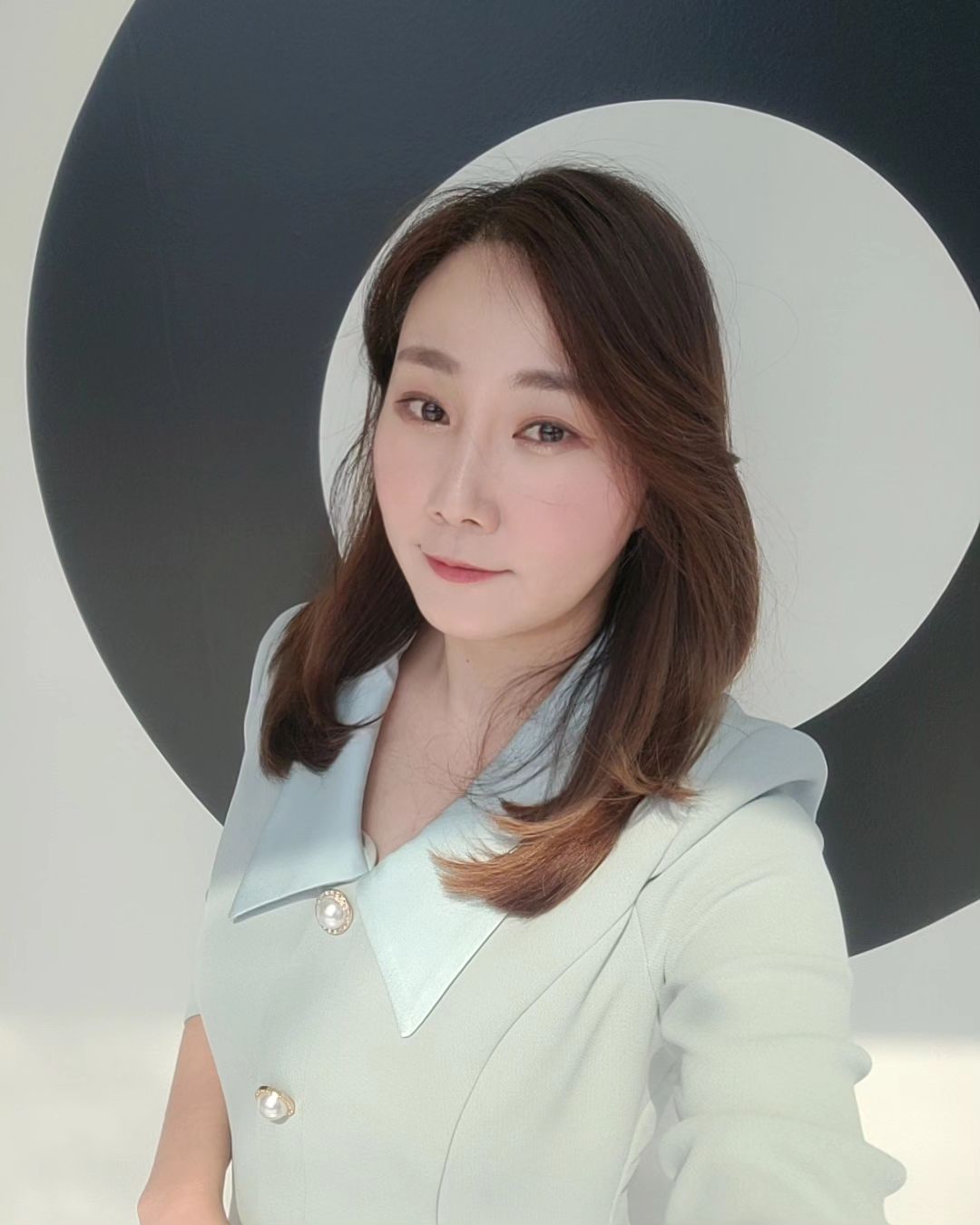오늘 그린에너지룩~♡
제6회 Innovation Day : 이차전지. 수소. 그린에너지 포럼 
진행을 하고 왔어요
작년 2회부터 오늘 6회까지 총 4회 진행했어요
덕분에 저의 과학지식이 한 스푼 더해졌답니다

오늘 강연은 탈탄소화 및 신성장동력의 축, 수소에너지
: 한국에너지기술연구원 수소에너지 연구소 주현규 소장 

연료전지 소재, 부품 기본 개념 및 연구 개발 동향
: 한국에너지기술연구원 연료전지연구실 손영준 실장

전고체 고분자 전지의 현황과 전망
: 한국화학연구원 에너지융합소재연구센터 강영구 책임연구원

대전 에너지산업 육성방안과 기업지원사업현황
: 대전테크노파크 반도체에너지산업센터 김필환 팀장

진행자의 기쁨은 이런 수준높은 강연을
가장 가까운 곳에서 접할 수 있다는 거
오늘 너무 집중해서 듣다가 의자에서 자빠진 건 안 비밀 ㅎㅎㅎ
그만큼 어려운 주제를 쉽게 풀어주신 모든 분들
정말 재밌었습니다~♡

멀리 삼척부터 서울 울산 등등 전국에서 포럼 참석자 많은 분들이 와주셨고 포럼 중간에도 계속해서 들어오시는 바람에 자리가 모자라 주최측에서 애를 먹었지만 이 주제가 현시점에서 얼마나 뜨거운감자인지 다시금 느껴본 하루였습니다

#하나리아나운서 #여자아나운서 #아나운서섭외 #여자아나운서섭외 #행사MC #행사진행 #행사섭외 #공식행사 #포럼 #경쟁입찰PT #투자유치 #데모데이 #해커톤 #투자유치컨설팅 #투자유치설명회 #IR피칭 #IR피칭컨설팅 #엔알컴퍼니 #주식회사엔알컴퍼니