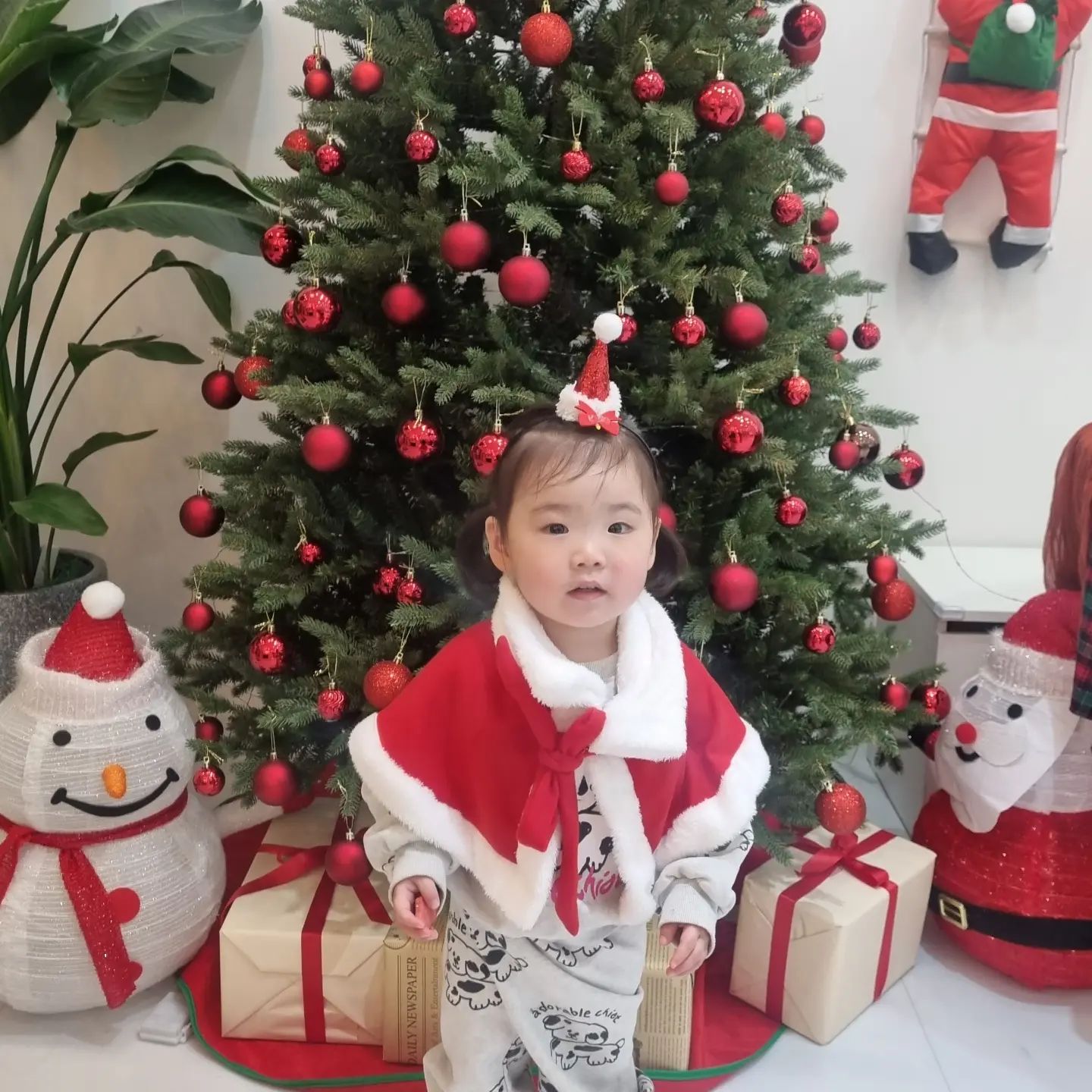 4살5살 언니오빠들 사이에 낀 30개월 막둥이였지만 역시 야무진 우리 딸은  종횡무진 내 세상⭐️

재밌는 프로그램과 친절한 선생님들 덕에 집에 오는 내내 산타요정이 어쩌구 
고래상어가 저쩌구 거품놀이 키즈카페 또 가야한다며 종알종알하다가 집 오자마자 기절해서 낮잠자는즁!

겨울방학 시작 재미나게 보내보쟈아❤️

kidscafe_kkomulkkomul