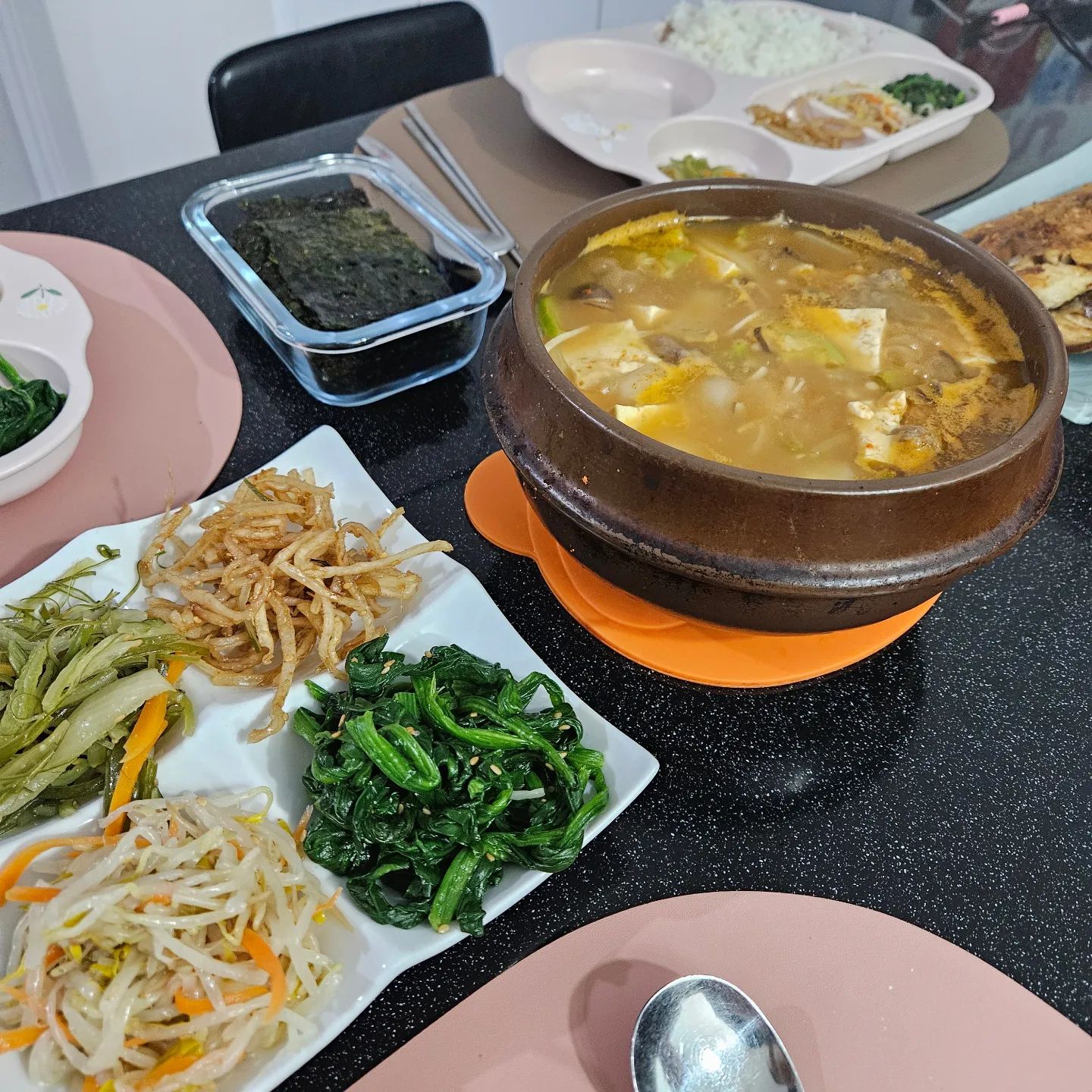 평일저녁 😋 차돌된장찌개,고등어

분명 류수영차돌박이된장찌개 하려고 했는데
다른걸로 해버렸....🤣🤣🤣 진짜 할말이없네🤣🤣🤣
나름 비쥬얼은 괜찮았는데 항상 끓이는 그 맛이란다🤣🤣🤣
그래도 맛있게 한끼 뚝딱