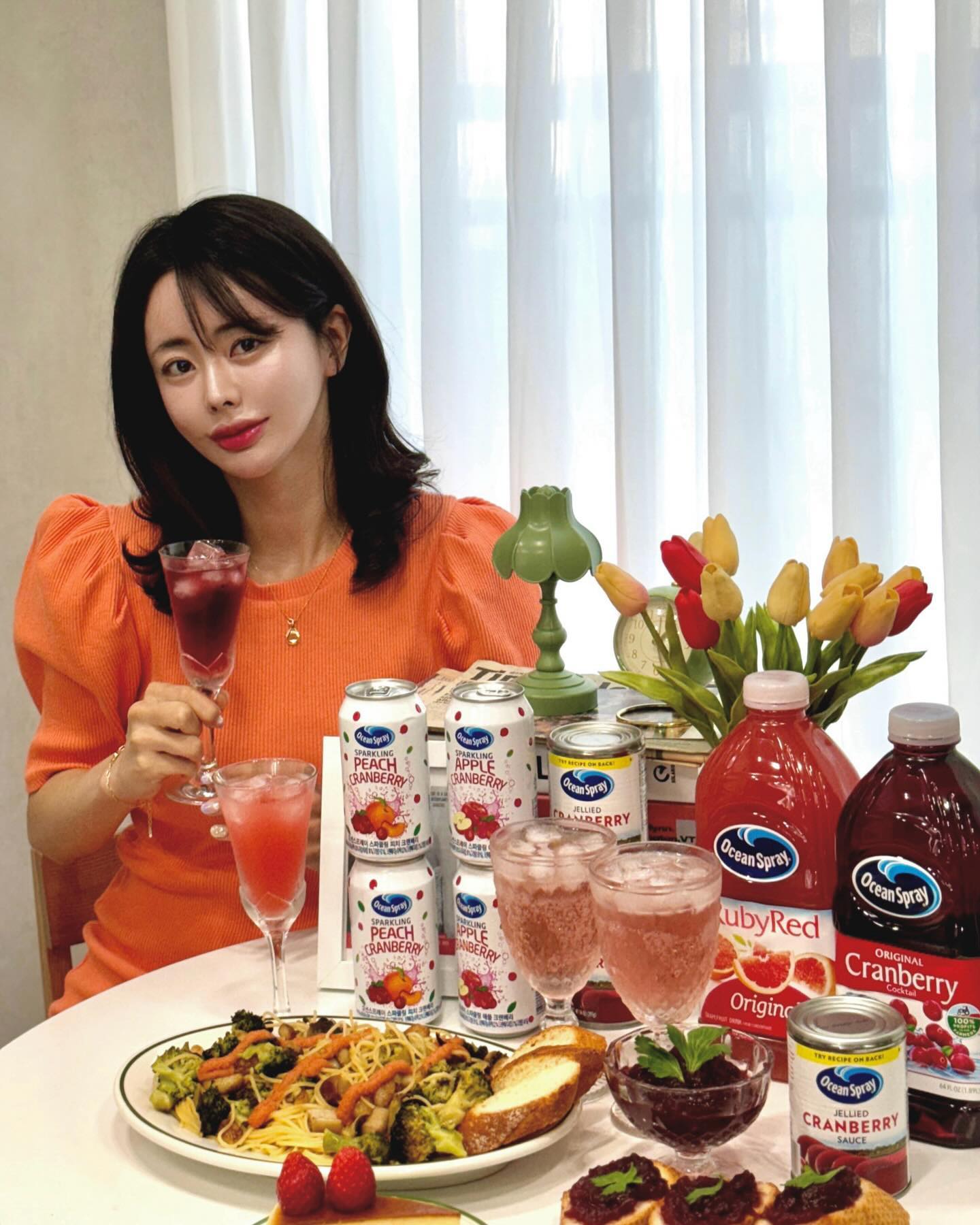 #광고

전세계가 사랑하는 크랜베리 브랜드 오션스프레이 음료 3종을 마셔봤어요🍷 크랜베리 주스는 한 컵에(200ml 기준) 크랜베리 36알을 담아 진한 맛이 느껴지는데, 얼음을 넣고 시원하게 마시면 상큼한 맛이 더 잘 느껴진답니다! 
루비레드 자몽주스는 새콤달콤하면서 자몽의 매력그대로~🍹
마치 잘 익은 산뜻하고 향긋한 자몽을 먹는 느낌..!☺️ 
🍑스파클링 피치는 복숭아의 달콤함과 크랜베리의 상큼함이 은은하게 느껴지는 탄산음료로 사랑스러운 핑크빛 색상이 너무 예뻐서 더 맛있는 것 같아요

🍓“크랜베리의 강렬함, 미래를 깨우다”🍓
이 맛있는 크랜베리 브랜드 오션스프레이가 3월 13일 개봉하는 액션히어로 영화 ‘마담웹’과 함께 하게 되었는데요. 마담웹은 스파이더맨 시리즈에 나오는 여성 슈퍼히어로로 불의의 사고로 미래를 볼 수 있게 되면서 세명의 스파이더우먼과 악당에 맞서는 이야기라고 해요! 😊 흥미진진하죠?
🍷마치 오션스프레이 크랜베리음료의 강렬한 상큼함으로 마담웹의 미래를 깨운 것 같아 기대가 된답니다! 

📍동서 네이버 스토어에서 ‘마담웹‘ 개봉기념으로 오션스프레이 음료 전품목 할인행사 진행중이에요!

✔️ 기간 : 2/5~2/19(2주) 
✔️ 할인품목 : 3L 크랜베리주스, 1.89L 크랜베리주스/루비레드 자몽주스, 스파클링 피치&애플 최대 32% 할인한다니 놓치지 마세요~자세한 내용은 오션스프레이 공식계정 oceanspray_kr
을 통해서 확인! ✌🏻

#오션스프레이 #크랜베리주스 #크랜베리 #자몽주스 #스파클링애플크랜베리 #스파클링피치크랜베리 #젤리드크랜베리 #크랜베리소스 #마담웹