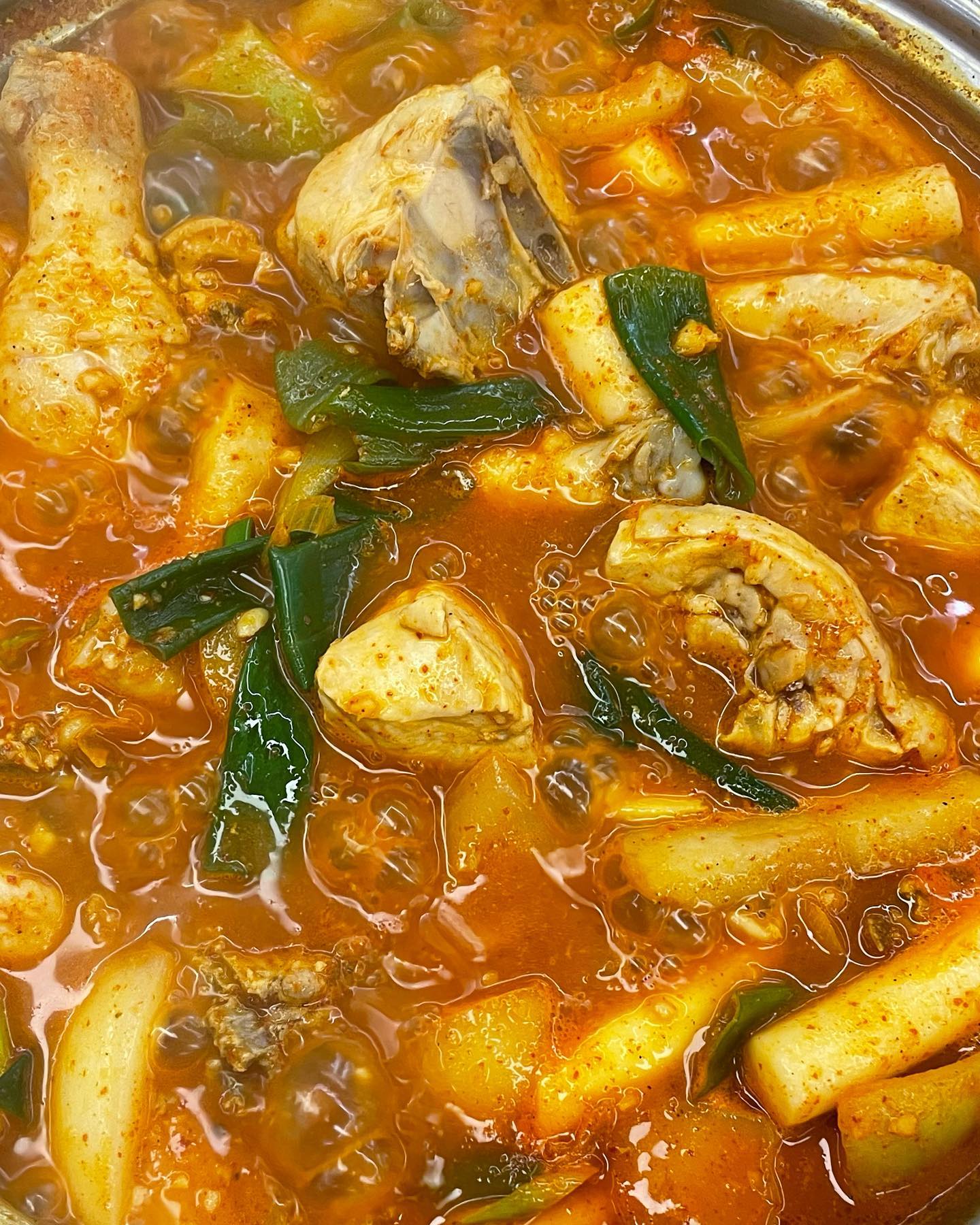 #보냠냠_대전 #현대식당
대전 토박잉 🐍의 찐맛집🐶 “대전인들, 현대식당 닭볶음탕에 환장해.. 다른 집 절대 못 따라잡는다 전해..“ 
진짜 내 인생 중 먹어본 닭볶음탕 중에 남바완 ,,💗 닭보끔탕하면 보통 꾸덕한 느낌이 많았는데 요건 칼칼하지만 깔끔해잉 🐶 흰밥에 국물 슥삭 비벼먹으면 천국임미다,, 고기들두 비린내 하나 없구 짱맛! 라면, 떡사리로 시작해주고 K디져트 보끔밥으로 마무리해 주면 ,, 갓벽 ✨✨ 집까지 포장해 가구 싶었다구🥲

#_🥄🥄🥄🥄🥄