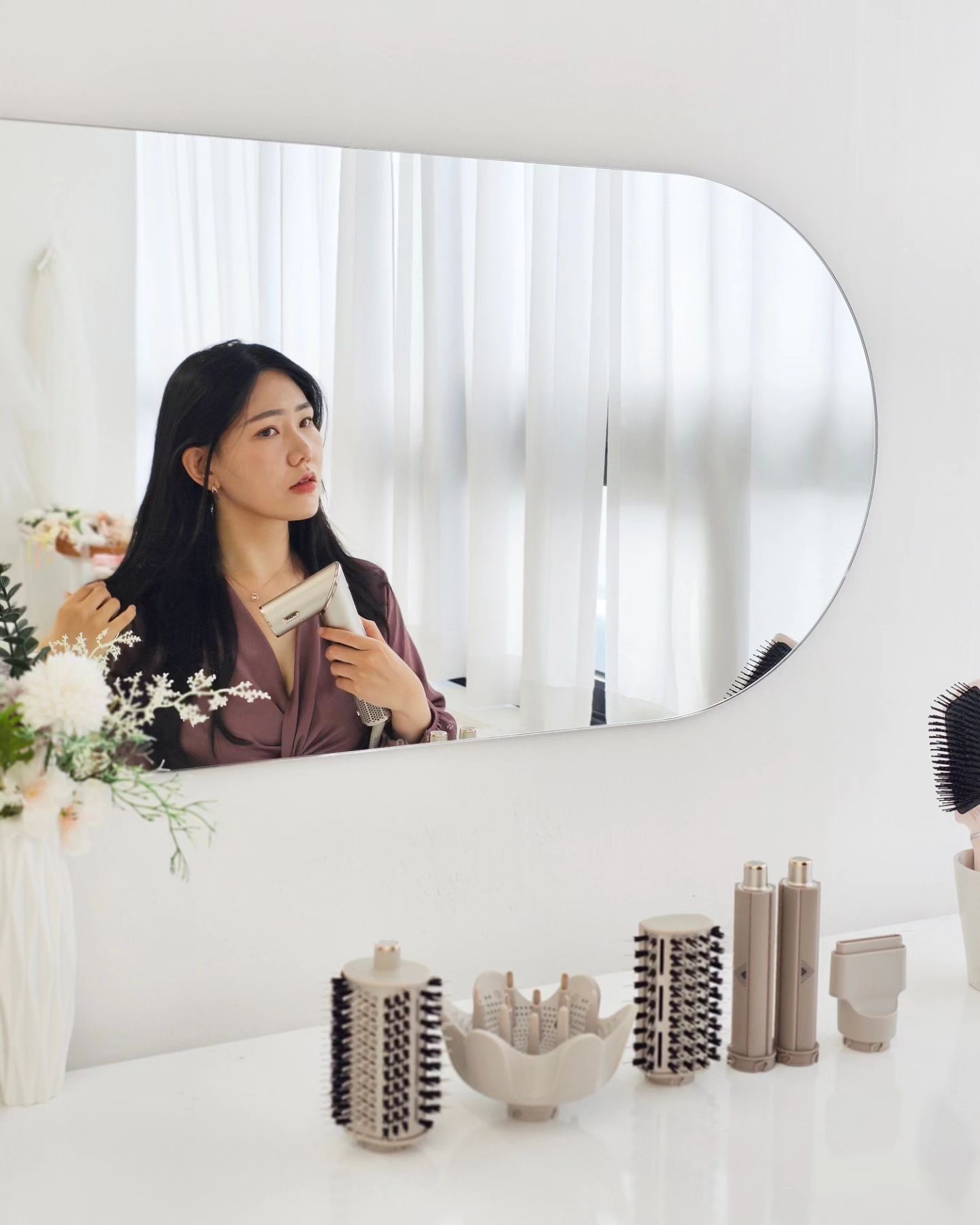 #협찬 👩‍🦰
아침에 머리 감고 말리고 헤어스타일링하는데
시간을 많이 소요하는게 아쉬웠던 분들이라면
꼭 사용하셨으면 하는 #샤크플렉스타일

개인적으로 드라이기 성능이 떨어지는걸
별로 좋아하지 않아서 스타일링 제품들은
항상 열이 강한 고데기 위주로 이용했었는데
샤크플렉스타일은 머리카락도 빨리 마르는데다 스타일링도 쉽게할 수 있어서 너무 좋더라고요🤭

헤어 건조도, 스타일링도 빠르게 할 수 있는 샤크플렉스타일

내 편의성에 따라 돌려가며 사용할 때
보다 쉽고 편하고 다양한 스타일링을 완성해줘요

✔️컬링 배럴, 라운드브러시, 패들브러시,
컬디퓨저, 스타일링 콘센트레이터
이렇게 다섯가지 스타일링 툴이 있어서
매일매일 내가 원하는
헤어스타일로 편하게 연출할 수 있어요!

🌡초당 1000회 온도를 측정해
110도 이하의 온도를 유지해주기 때문에
열 손상 걱정도 없답니다

🎒여행 갈 때마다 앞으로 가져갈 샤크플렉스타일
헤어스타일링도, 빠른 건조도 동시에 원한다면 
꼭 사용해보시길 바라요-

sharkninjakr sharkbeauty
#샤크뷰티 #샤크플렉스타일 #플렉스타일 #헤어드라이 #헤어스타일러
#헤어스타일링 #가을헤어스타일링