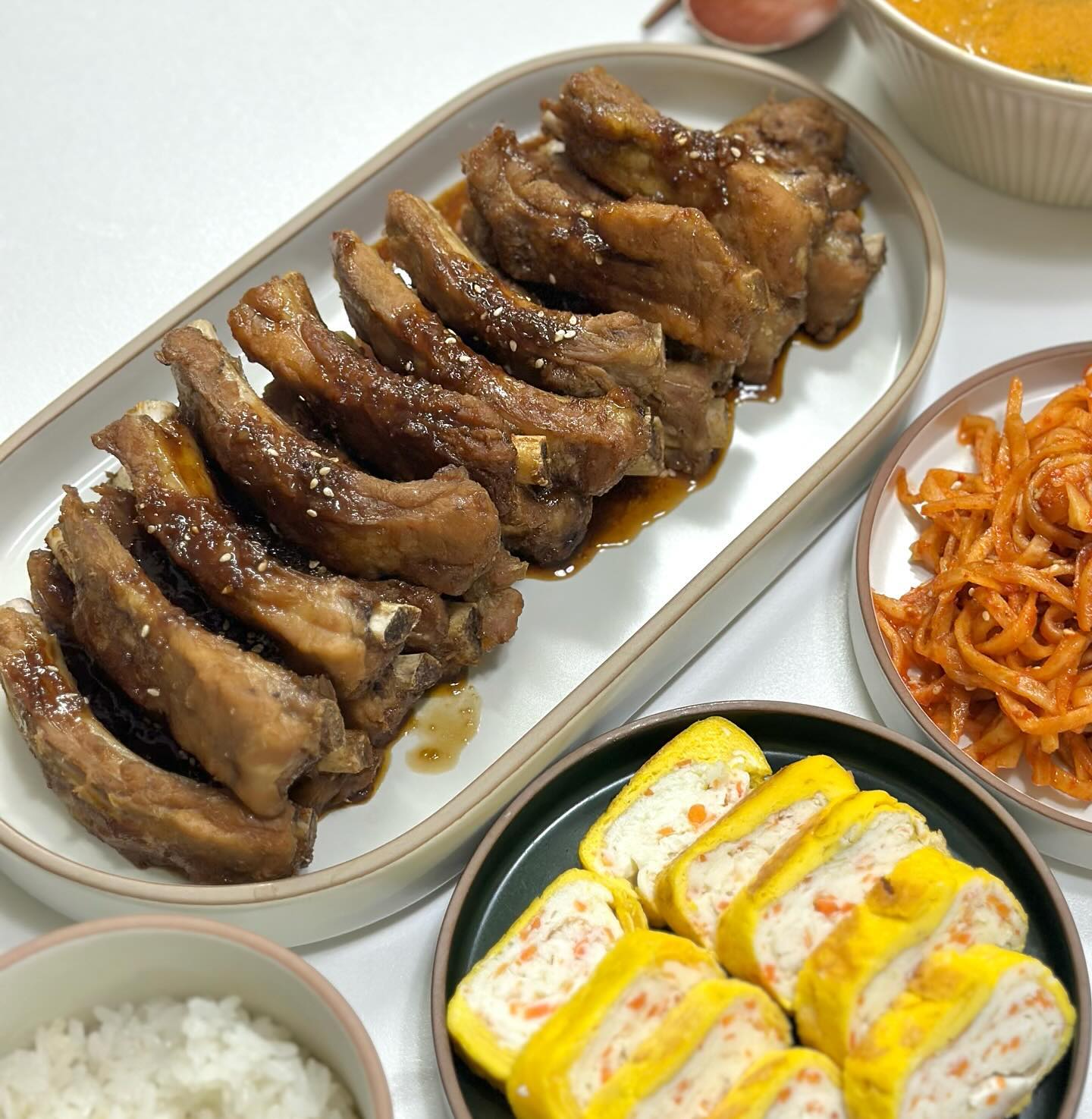 우리집 단골메뉴 #등갈비구이 

우리 리니 2살인데 
4개나 뜯어 먹었어요( ° ∀ ° )

세입공주가 잘먹으면 
진짜 맛있었다는거~!!!

우리 덩치는 감자탕이 먹고싶다해서
들깨 아주 듬뿍 넣고 
감자탕 해줬지 모에요 ᕕ༼✪ل͜✪༽ᕗ

조만간 등갈비구이 레시피도 한번 올릴게요😍

#등갈비구이 #집밥 #집밥레시피 #집밥스타그램 #홈쿡 #저녁밥 #저녁메뉴 #신혼부부 #신혼밥상 #신혼그릇