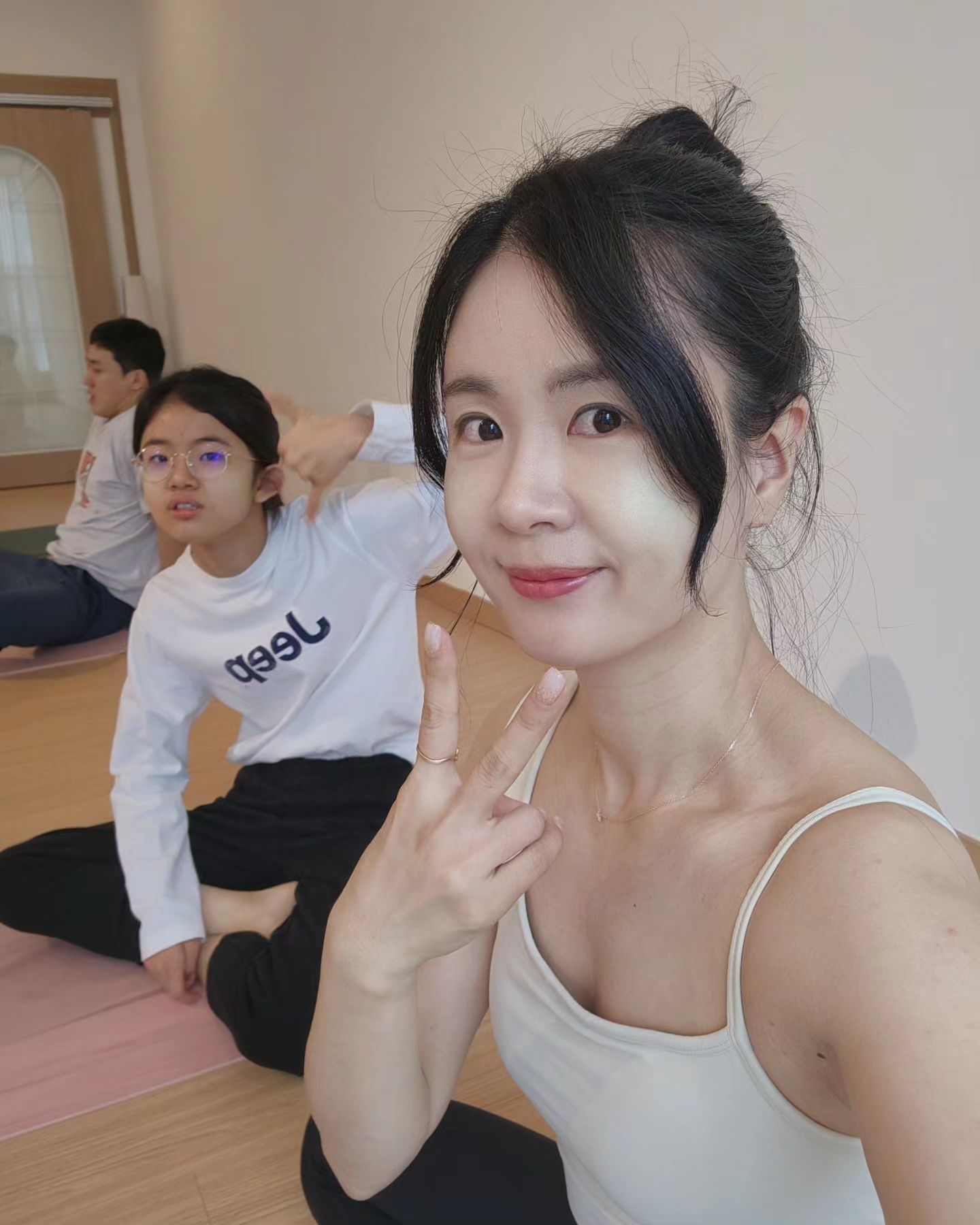 #겨울방학
방학 2틀째...
체감은 벌써 두달인듯🤣🤣🤣

어제 오늘 그동만 못한거 하느라
무지 바쁨!
예방접종도 하구
엄마랑 요가도 해보구
마라탕도 먹고
묭실와서 앞머리도 만들고..

#내일도스케줄full
#바쁜초딩
#스며들요가 #요가
#조선마라탕
#오앤유헤어 #딸스타그램 
#모녀스타그램