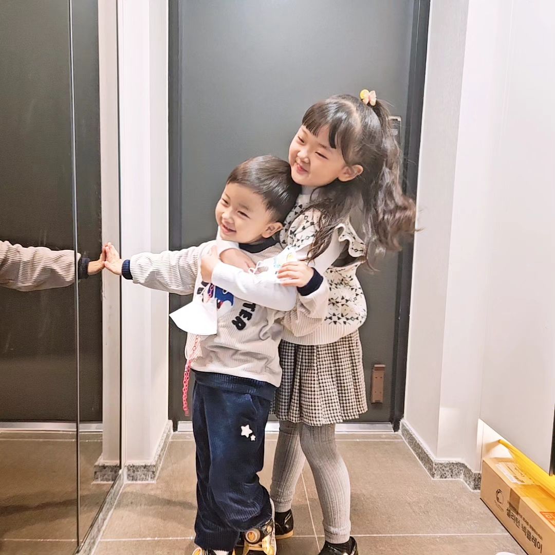 #엄마라서행복해 #예쁜이들 

아프지 말구~~❤️ 지금만 같아라👫
빨리 씻구 데리러 갈께~~☺️ 곧 만나!!

#7살딸 #5살아들 #남매 #예뻐예뻐 #😘