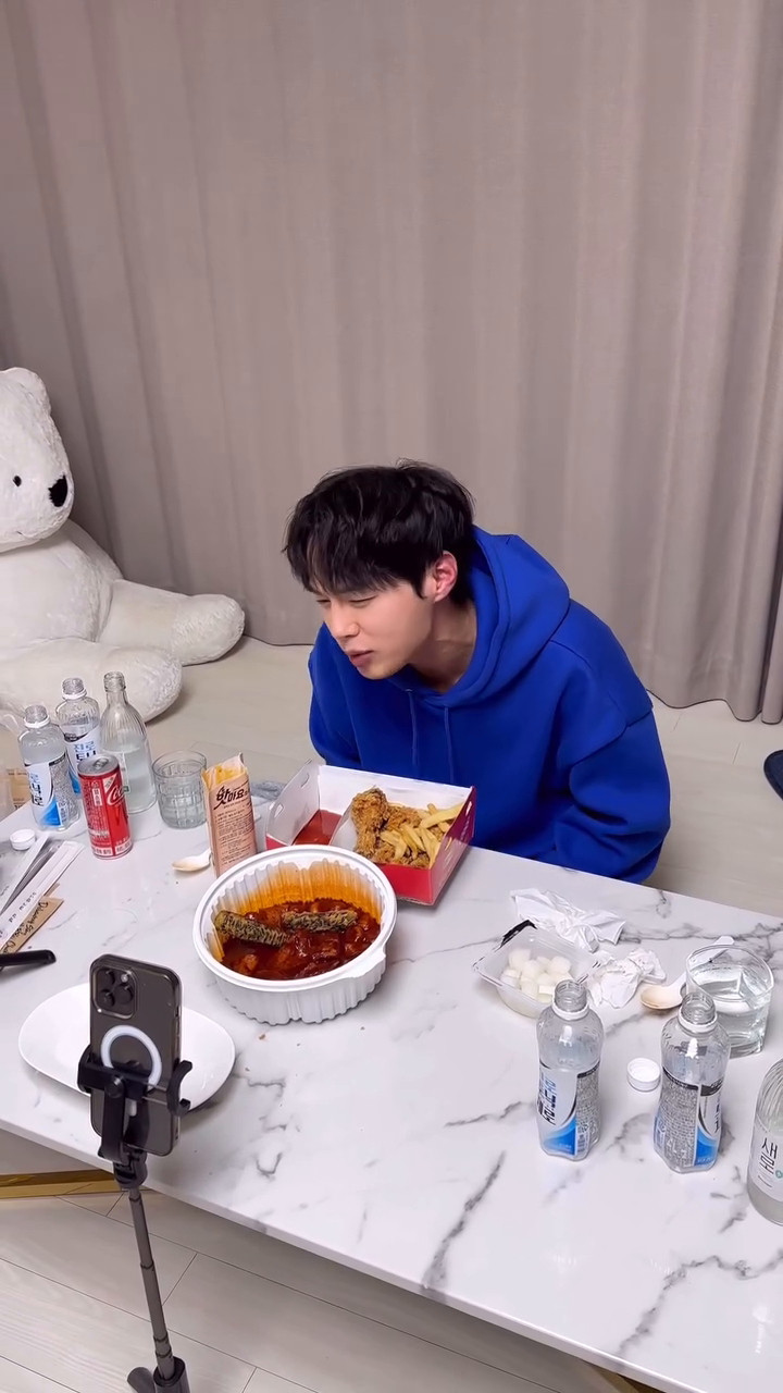 내성적이라 보시다시피 화면 밖에는
술이 널부러져 있죠? 네.. 술 나발 한병 먹고 라방합니다
현재 2시간에 보통 2~3만명 시청하고
2~30만명에게 노출 됩니다
광고주님들에게 어떻게든 도움이 될 수 있는건
다 하고 있습니다
감사합니다
네 
#자낳괴
