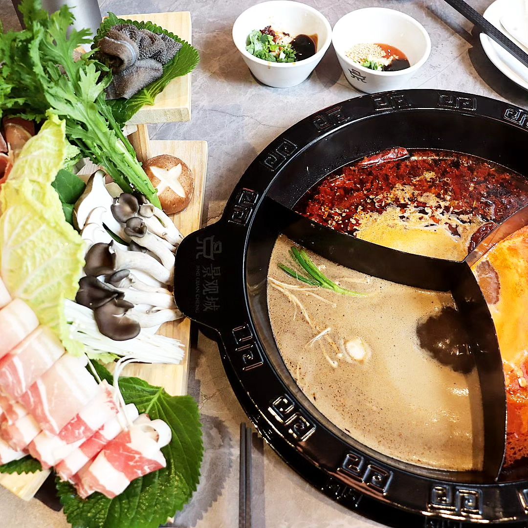 #제품제공 #징관청훠궈 #영통훠궈 #훠거 #수원훠궈 #훠궈맛집 #수원훠궈맛집 #영통훠궈맛집

중국 오리지날 사천훠궈맛집 영통역에 있는 징관청 다녀왔어요:)

예전부터 훠궈가 먹어보고 싶었는데 마침 기회가 생겨서 다녀왔는데요. 육수도 종류별로 먹을 수 있고, 소스도 마음대로 제조해서 먹을 수도 있어서 넘 좋았답니다. 기본세트 시켰는데 양도 많아서 배부르게 먹고왔어요🫶💕

저는 마라육수, 버섯🍄육수, 토마토🍅육수가 있는 벤츠궈 주문해서 기본세트로 골랐는데요. 기본세트에는 버섯과 야채를 기본으로 소고기🐮, 돼지고기🐷, 새우🦐완자, 고기완자가 있더라구요. 거기에 한우천엽도 있고, 금액 서비스로 고기도 더 나와서 찐 풍족한 훠궈 맛봤어요❤️

혹시나 매울까봐 걱정하시는 분들은 걱정마세요. 저 매운거 못 먹는데 매운거 단계 조절할 수도 있고, 마라육수가 살짝 매콤하긴 해도 버섯과 토마토 육수 같이 먹으면 중화되고 괜찮아요. 토마토 육수라고 해서 궁금했는데 신기하게 맛도 있구요🥰🫶

영통 징관청훠궈는 매장이 굉장히 넓은데요. 인테리어도 중국풍 스럽게 훠궈집 처럼 잘 되어있고 셋팅이나 음식들도 고급스럽게 나와서 단체회식이나 가족모임으로도 넘 좋으니 오셔서 훠궈맛집 즐겨보세요❤️