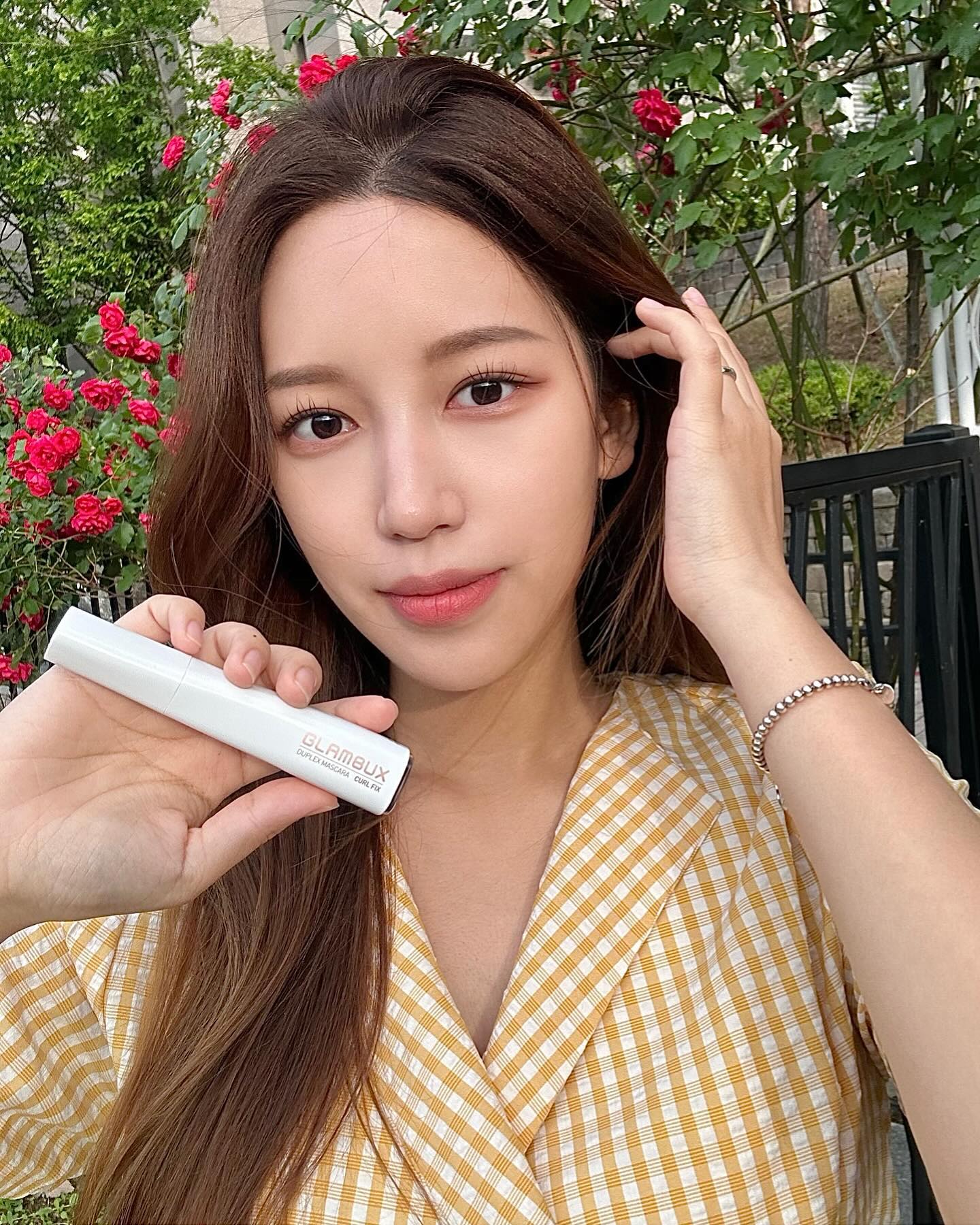#협찬 코스모프로프 어워드 메이크업 부문 1등
💛글램벅스 _ 듀플렉스 컬픽스 마스카라💛

핸드메이드 브러쉬 / 특허 받은 브러쉬
빗는 마스카라로 유명한 제품이에요 :)

청담샵 메이크업 원장 최애 연예인 메이크업용 마스카라로
뷰러 한 듯 완벽 컬링, 쳐짐 없이 강력 고정이 됩니다
많은 사랑을 받았던 글램벅스 마스카라가 더욱 강력하게
업그레이드 리뉴얼 되어 신규 출시되었어요✨

일반 마스카라와는 다르게 생긴
특허 받은 핸드 메이드 브러쉬로
뭉침없이 속눈썹 연출이 가능해요!!

#협찬 #글램벅스 #글램벅스마스카라 #눈커지는마스카라
#특허마스카라 #특허브러쉬 #빗는마스카라 #마스카라추천
#안번지는마스카라 #뭉치지않는마스카라 #연예인마스카라
#청담샵원장최애템 #미스코리아 #Kbeauty