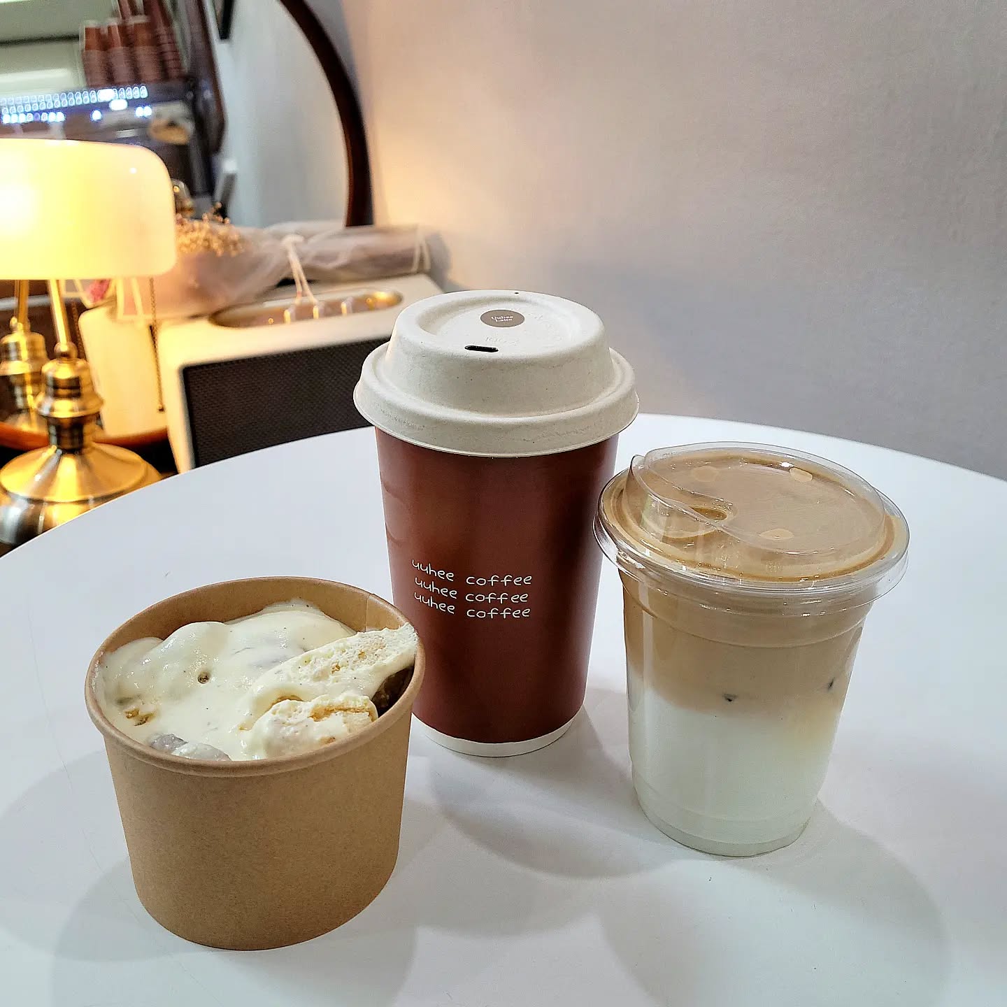 ☕️[카페 유유히]☕️🐶
🍏반려동물 동반 카페
🍏위치: 서울 강남구 강남대로126길 25 1층
🍏메뉴
*유유히바나나푸딩 (6,000)
*유유히 라떼(5,500)✨️
*버터크림라떼(6,000)

총평:★★★★★
(시장근처에서 라떼한잔 마시기 딱좋음!)

[이용 시간]
10:00 ~ 20:00 >영업시간
(일요일 정기휴무)
🚘 포장가능
🛵배달가능
🐶반려동물동반가능

🍏내외부에 공간이 있어서 편하게 앉아서 먹을 수 있음!

🍏유유히라떼는 달달하고 커피맛이 진해서 얼음이 녹아도 맛있게 마실 수 있어서, 여기에 가신다면 유유히라떼를 추천!

🍏바나나푸딩 맛집이라고 할정도로 바나나와 크림의 맛이 조화로움

#__카페유유히 #바나나푸딩맛집 #바나나푸딩 #바푸 #강남데이트 #강남카페 #논현역카페 #논현카페 #논현데이트 #크로플맛집 #디저트맛집 #커피맛집 #분위기카페 #논현동맛집 #협찬 #논현동카페 #커피테이크아웃 #겉바속촉크로플 #논현동 #논현핫플 #카페유유히