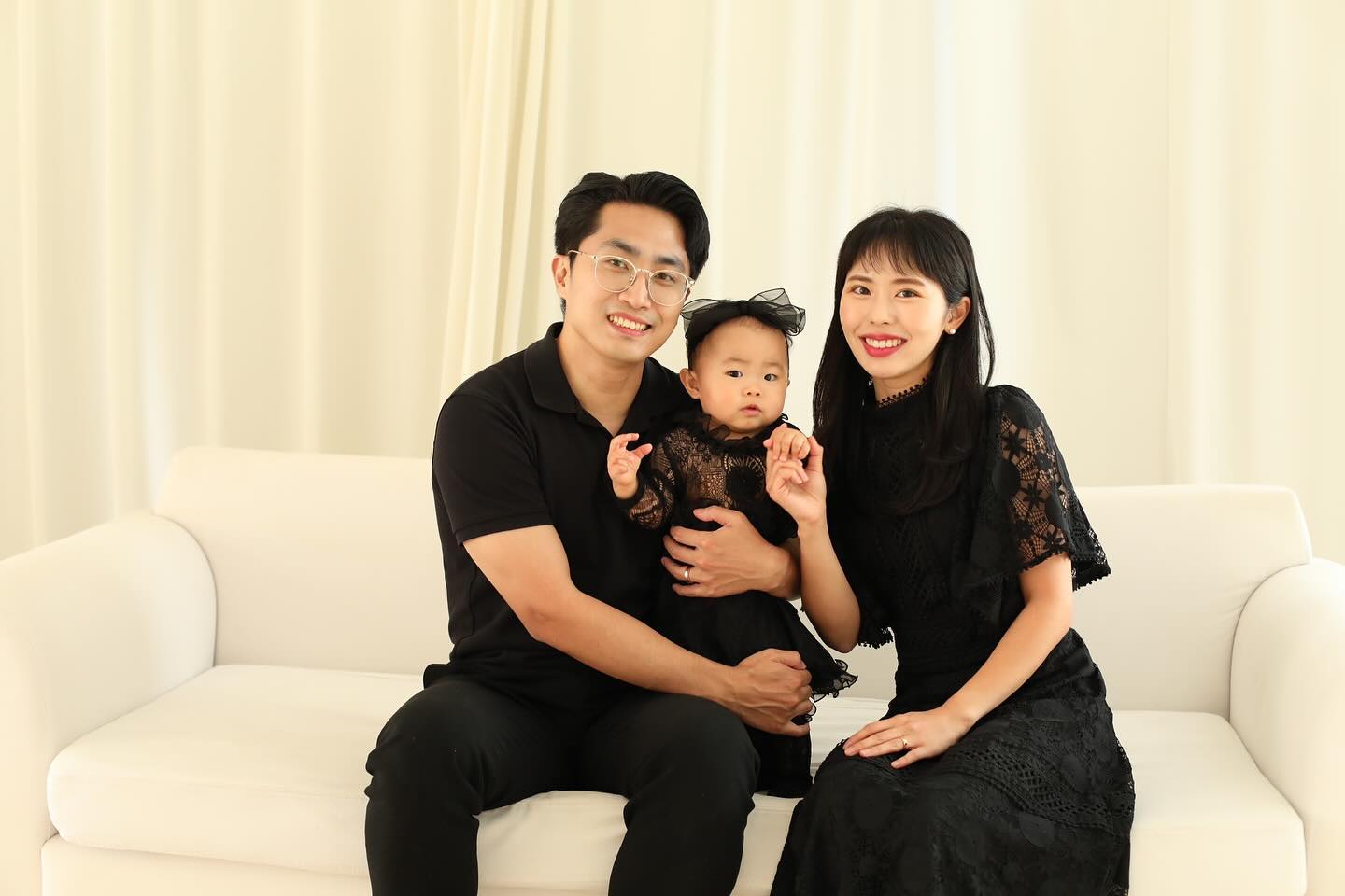 🖤서아의 돌 가족사진🖤
서아가 너-무 울어서 달래느라 진땀뺐는데, 우당탕탕 그래도 잘 찍었다 😉 서아가 웃는 사진 정말 찾아보기 힘들지만 그래도 넘 예쁘다👶🏻