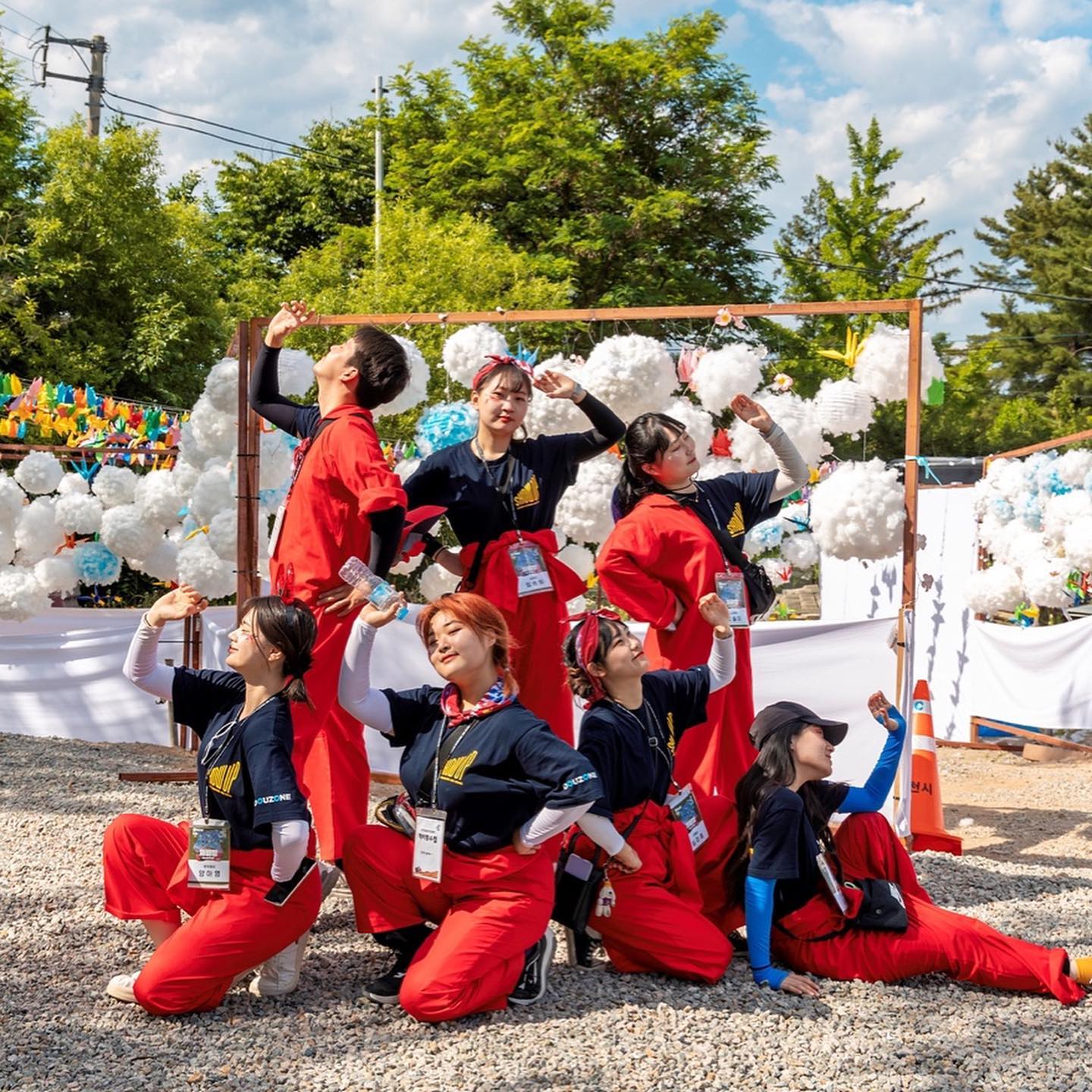 2023춘천마임축제, 청년축제학교 마임프렌즈 깨비짱
2023.04.04-2023.06.04

2개월간의 대장정이 끝이 났습니다. 사실 끝나고 여운을 느낄 틈도 없이 급하게 일상으로 복귀하고 다른 것들을 마구 하는중이어서… 다른 활동이었다면 후기 쓰는걸 좀 미뤘을텐데 깨비짱은 자꾸 마음 한구석에서 밟혀여ㅠㅠ 이걸 다 해야 내 스스로 마무리지을 수 있겠다는 느낌…?

제게 2023년은 미지수인 해에요. 연말연초부터 사고가 있었고, 준비하고 기획했던 것들이 계속해서 무산되는데 있어서 마음과 인간관계는 항상 불안했어요. 그럴수록 작년처럼 요행에 기대서는 안된다 생각했고, 노력을 다해서 기회를 잡자는 마음으로 살았어요. 그러한 마음으로 깨비짱 모집공고가 뜬 첫 날에 바로 지원을 하고 인터뷰를 보고… 그렇게 4월, 깨비짱에 합류하게 되었습니다.

자리가 사람을 만든다는 말을 최근에 자주 해요. 저도 제가 조장이 될 줄은 몰랐답니다… 깨비짱 개인들이 각각 세 가지 팀 중 하나로 모이게 되었을때 저는 3순위었던 팀에 들어가게 되었습니다. 그리고 난장 한달 전 갑작스럽게 저는 조장이 되었답니다. 지금도 이상해요 운이 어떻게 되어먹는건지???. 저는 다른 조장 친구들처럼 친화력이 뛰어나지도, 뚝심있거나 프로페셔널하지도 않거든요. 분명한건 저는 조장을 맡지 아니했다면 이냥저냥 묻혀 지나갔을거예요. 조장이라는 자리 덕분에 친구들에게 더 마음을 열고 다가갈 수 있었던 것 같습니다. 그리고 정말 운좋게도 같은 조로 모인 사람들이 정말 다 좋은 사람들이었어요. 연초에 잃어버렸던 운을 여기서 되찾은 것 같아요. 고맙습니다.

어리바리 조장 따라준 주정뱅이 여러분 정말 감사합니다. 존재만으로 힘이 되고 든든한 미애언니랑 석용이. 이런저런 일로 갈팡질팡하고 있을 때 중심을 잡아주던 솔이와 송희. 우리 팀의 자랑이자 분위기메이커들 남훈 지윤 아영. 그리고 부족한 조장 믿고 따라준 송유정언니까지 다들 고생 많았습니다.
그리고 나보다 더 몸고생 마음고생 많았던 조장즈 석찬 재윤이도! 말 안듣는 우리들 끝까지 이끌고 챙겨주신 기연피엠님이랑 정배오빠 지호언니. 우리팀 소품의 반은 책임져주신 혜민팀장님. 제게 무궁화호 별명 붙여주신 대원팀장님. 같이 마임축제 하자는 꼬드김에 넘어와준 깨비 선아랑 희원이. 그리고 오며가며 마주친 모든 분들 정말 다 감사드리고 고생 많으셨습니다!
더 잘할 수 있었겠다는 아쉬움이 많이 남지만… 응 다음에 또 깨비짱하면 그만이야 ㅋㅋ

#청년축제학교 #마임프렌즈 #깨비짱 #깨비 #춘천마임축제 #cimf #대외활동기록 #대외활동추천