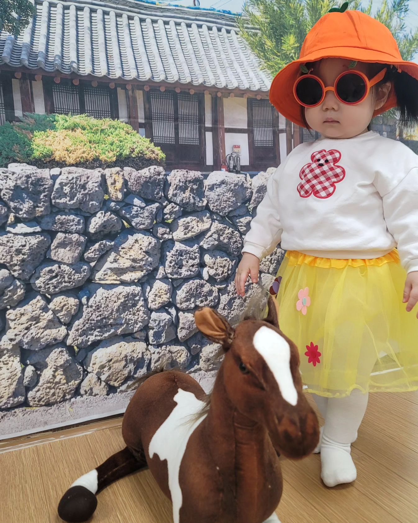 #션이의하루

아침부터 바빴던 션이

문센 종강파티로 제주도에 다녀왔어요
멋진 귤모자랑 선글이도 쓰고 말이랑도 사진찍고 귤도 땄어요 🍊 

집에와서 호랑곰 우유도 먹이고 엄마를 도와 청소도 했어요

저녁에는 이모들이 와서 신나게 놀았는데 너무 잘 놀았나봐요

열이나서 약먹고 잤답니다😭

내일은 건강하게 놀래요😍

#489일아기
#16일아기