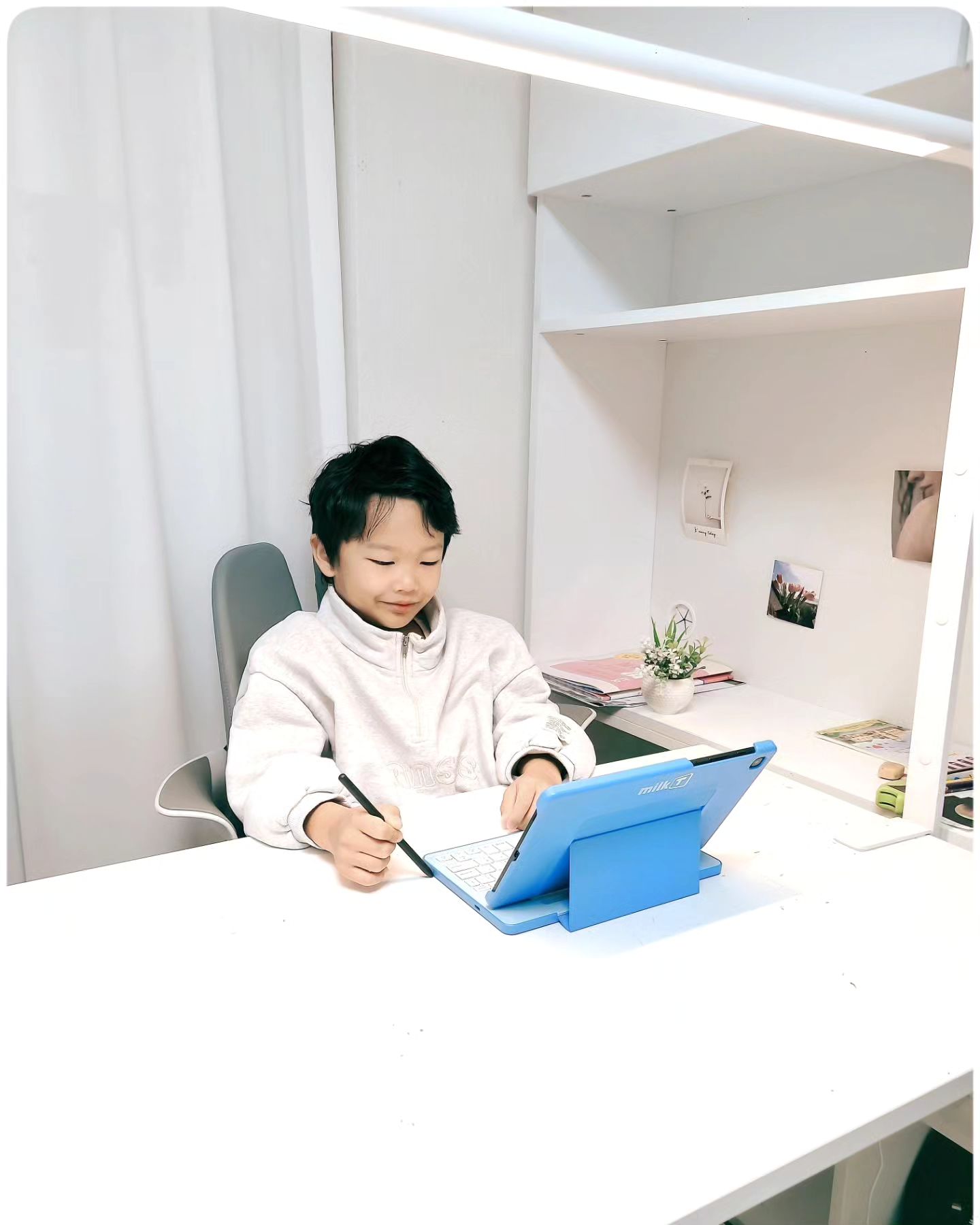 #광고 초등학교 가기 준비 끝🥰

_
집에서 엄마표 공부로뭐가좋을지 생각하다가 
밀크T를 작년부터 하고 있어요^^

이번년도 초등학교에 입학할 준비를하면서
아이의 공부 진도가 잘따라가고 있는지 걱정이 되더라구요
그래서 이번에 테스트를 했는데 
중상위 성적으로 나와서 정말 놀란 거 있죠 👍🏻

공부 한거라곤 밀크T밖에 없는데
진짜 재밌게 한다는게 엄청난 효과가 있다는 게
이런 건가 싶기도 하고☺ 얼떨떨 하면서도 
괜시리 기분이 좋더라구요^^

밀크T로 책읽고 생각하면서 문제도 풀면서
문해력도 점점 늘어나는 것 같아서 너무만족스러워요
3월에 학교에 입학하면 수업중 오래앉아있더라도
엉덩이 힘이 생겨서 수업을잘 따라갈 것 같아 
요즘은 걱정이 덜되더라구요 ♡

🏷아참! 정회원추천제도가있어요❗
정회원 친구추천, 결제시
[추천인, 추천받은 사람 모두 상품권 증정]한다고해요♡

_
🍰 아이가 매일 재밌다고 밀크T를 하려고 해요
🍰 정말 시키기 너무 잘한 것 같아요👍🏻

.

.

.

#밀크티초등 #초등학습지추천 #초등방학 #자기주도학습 #엄마표공부
#겨울방학 #초등맘스타그램 #엄마표홈스쿨 #교육정보 #초등학교1학년