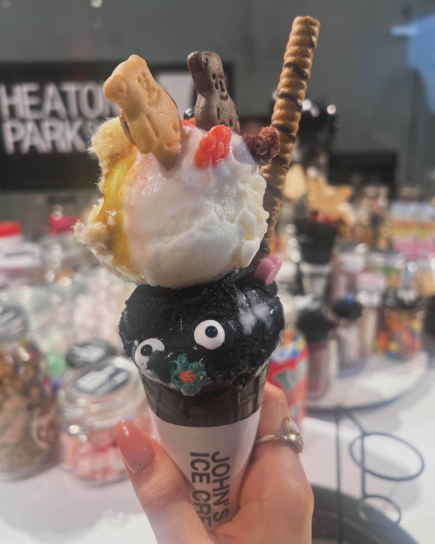 🇯🇵도쿄 맛집_존스아이스크림(john’s icecream)🍦

뉴진스가 다녀간 도쿄 아이스크림 가게.
newjeans_official 

알고보니 사실 미용실이였음..^^
johns_icecream 

뉴진스효과 대단하네요
나도 가게 만들고..!!

꾸미는 맛과 알록달록 재밋고 이색적이라 한번쯤 가볼 만은 하네요.
라이스 맛 맛있음 라이스라기보단 라이스케이크 느낌🤤
맛은 뒷전이고 추억쌓고싶으시면 가세용