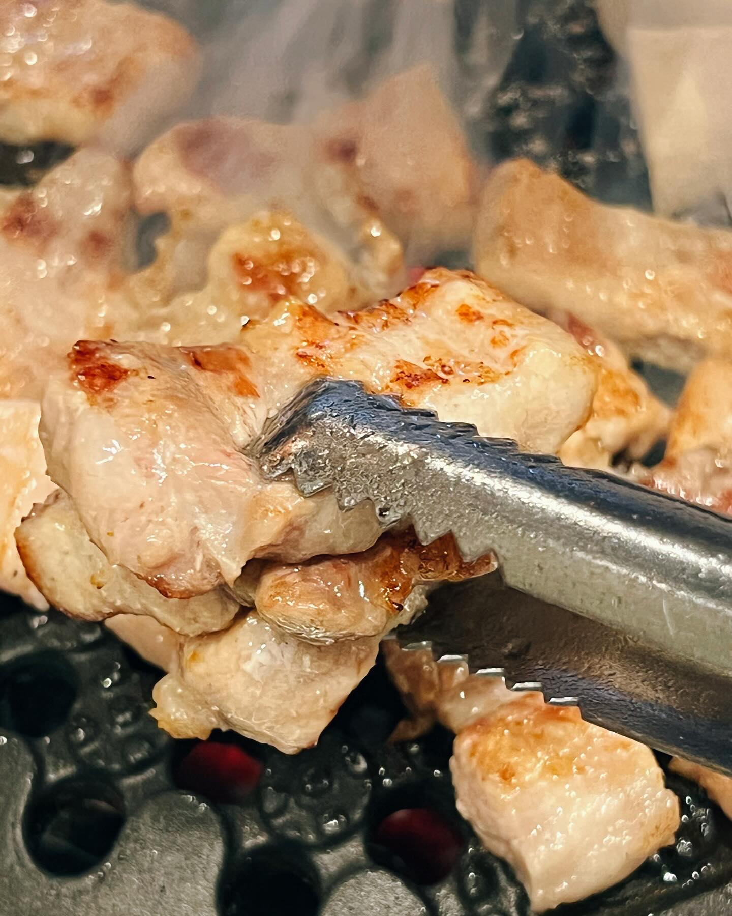 #협찬 🥸레트로감성 제대로 느낄 수 있는 인천 송도 고기집 술집 추천!!! 외관부터 내부, 비디오 메뉴판, 와이파이 알려주는 LP판까지 센스 모야모야〰️〰️ 추억에 잠기는 노래까지 나와서 흥이 둠칫둠칫🎶 고기먹기 전에 화려한 밑반찬도 감동,, 다 직접 만드신다는데 양념게장 나오는거 모예오,, 심지어 리필도 된다구요❤️

😋맛있는 메뉴 넘모 많아서 고민 백만번,, 이 날은 삼겹살이 땡겨서 삼겹살 + 항정껍데기 시켜봤어요! 적당한 두께감에 쫀득하고 담백한 고기맛이 좋았고! 항정껍데기는 두툼하고 부드러운 껍데기 먹는 느낌〰️ 다음엔 우대갈비 먹으러 또 와야징!! 사이드도 다양해서 고민했지만 여기저기서 다들 된장찌개 시키는데 냄새가,, 군침돌아서 시켜봤는데 백점만점! 두부 고기 듬뿍이라 진국이예오💯 밥 두공기 뚝딱!!

🐾 송도 고기 맛집, 풍월 pungwoel 
인천 연수구 하모니로 144 지웰푸르지오 102동 상가 A118,119 (대로변)
평일 14:00 - 24:00 / 주말 12:00 오픈!

#인천소고기 #인천우대갈비 #인천갈비 #인천삼겹살맛집 #인천대입구역 #인천대입구역맛집 #인천대입구역술집 #지식정보단지역 #송도동맛집 #송도동고기집 #동춘동맛집 #옥련동맛집