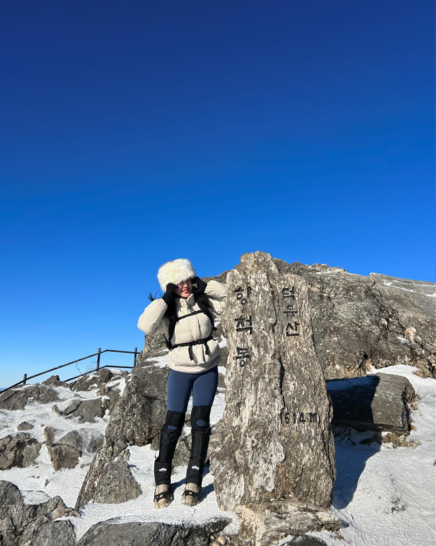 🏔️(39/100)
⠀
——
⠀
📍무주 덕유산(1614m)

| 전북 무주군 설천면 삼공리
| 덕유산 A코스 : 안성탐방지원센터 - 동엽령 - 백암봉 - 중봉 - 향적봉 대피소 - 향적봉 - 설천봉
| 거리 : 약 9.3km
| 시간 : 5시간
⠀
——
⠀
작년 1월 1일 여길 오겠다고 예약을 했다가 표값을 버리고 연말에는 꼭 보겠다고 또 한 번 같은 실수를 했다. 인간은 망각의 동물이고 같은 실수를 반복한다지. 세 번째 시도만에 드디어 덕유산 입성이다.

사실 이번이 처음은 아니다. 5~6년 전쯤 우연한 기회에 아무 생각 없이 왔다 덕유산 오르막 기세에 다리에 힘이 풀려 다른 등산객들의 응원을 받았던 기억이다. 그 뒤로 100대 명산을 도전하면서 그나마 체력이 길러져서인지 그때만큼은 아니었지만 1500m가 넘어가면서부터는 여전히 내딛는 한 발 한 발에 포기하지 않을 결심을 실어야했다.

지나가는 헬리콥터를 불러 세우고 싶을 때쯤 덕유는 동엽령의 넓은 능선을 그림처럼 펼쳐 보인다. 사이사이를 빼곡히 채운 순백색의 상고대와 때를 잘 맞춘 덕에 볼 수 있는 구름 한 점 없는 퍼런 하늘은 어느 죄인도 품으리만큼 깨끗했다. 

초입부터는 기능성 이너웨어 두겹에 봄가을용 방풍자켓을 걸쳤고 동업령부터 경량패딩을 덧입다가 중봉에 오르는 길엔 바람이 거세게 불고 기온이 낮아져 따로 챙겨온 패딩을 꺼내입었다. 겨울용 방풍자켓이 없어 고민했는데 큰 어려움 없이 잘 다녀왔다.

서울로 출발하는 버스 시간까지 여유가 없어 5시간 산행동안 밥을 챙겨먹지 못했더니 하행 곤돌라를 기다리는 내 배가고파 사방에 널린 눈이라도 파먹고 싶었다. 

산행이 힘들수록 좋은 사람을 만날 확률이 높다. 이번 덕유산에서 만난 직장 동료 사이이신 두 분이 정상석 사진을 성심껏 찍어주신 덕분에 마음에 드는 사진도 건지고 대기줄에 서있는 동안 곤돌라표를 대신 끊어다 주셔서 시간 절약도하고 또 줄 서있을테니 장비도 정리하고 화장실도 다녀오라 해주셔서 여유있게 아이젠도 벗고 스틱도 정리했다. 혼자 다닐 때 아쉬운 부분을 너무나도 꽉 채워주셔서 한껏 감사했다. 같은 코스를 비슷한 속도로 걸어냈기 때문에 서로가 얼마나 힘든지 말하지 않아도 알아주시는 것 같았다.

산행이 힘들수록 좋은 사람을 만날 확률이 높다.
사는게 힘들수록 좋은 사람을 만날 확률이 높다.
⠀
——
⠀
그리고 알레(alle_app)가 알려주는 덕유산ℹ️

- **케이블카 예약 필수** : 반드시 케이블카 예약을 먼저 해주세요. (평일 일정은 예약 안하셔도 됩니다.) 예약 페이지 → https://www.mdysresort.com/gondora/res_gon1.asp 
예약 시간대는 도착시간을 감안하여 10시 30분 ~ 11시30분 시간대로 잡는 것이 좋습니다.
- **하행만 이용하실 분들은 예약 하지 않으셔도 됩니다. (하행 편도는 현장 발권)**
- 향적봉 대피소에는 간이 매점이 있고, 취사도 할 수 있습니다. 또는 하산 포인트의 리조트 푸드코트를 이용할 수 있어요.
- 설천봉에서 케이블카로 하산하시면 되는데요. (케이블카 하산 소요 시간 : 약 10분) 하행 케이블카는 현장 발권으로 탑승하시면 됩니다. 하행 마지막 케이블카는 오후 4시 30분이에요.
- **하행 케이블카는 탐방객이 몰려서 많이 기다릴 수 있으니, 조금 서둘러서 이용하시는 것이 좋아요. (1시간 이상 기다릴 수도 있습니다. 😩)**

#등산하는애 #등산하는애_100대명산
#등산하는애_덕유산 #등산하는애_겨울 #등산스타그램 #등산 #덕유산