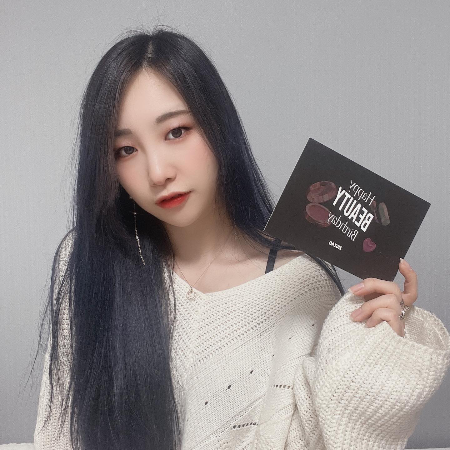 #유료광고
직잭뷰티가 1년을 맞이하여 빅세일 한다는 소식을 담은 초대권을 받았어요 :)

아이브로우는 사선 커팅된 심이라 섬세하게 눈썹을 한올한올 그릴 수 있고 포슬포슬하게 마무리가 되어 아주 부드럽게 그려져서 메이크업 초심자도 무난하게 사용 가능할 것 같아요!

국민 쉐딩으로 이미 유명한 제품이라 데일리로 메이크업 하기 딱 좋은 제품. 확실히 부드럽게 블렌딩 되면서 피부에 자연스럽게 어우러지는 느낌!

틴트는 끈적임 없이 투명하게 배어드는 생기! 물먹물먹! 느낌 낭낭한 촉촉한 느낌의 틴트. 광택이 너무 예뻐서 강추!

⭐️제공 받은 제품⭐️
✔️클리오 샤프, 쏘 심플 브로우 펜슬 02 애쉬 브라운
✔️투쿨포스쿨 아트클래스 바이 로댕 쉐이딩 [모던]
✔️페리페라 워터 베어 틴트 03 소울쿨만

최대 98%까지 할인을 받을 수 있다고 하니 많은 관심 부탁드려요

기획전은 4/3~ 4/17일까지!!
2주 동안 진행한다고 하니 많은 관심부탁드립니다!👏

.

.

.
#직잭뷰티#지그재그