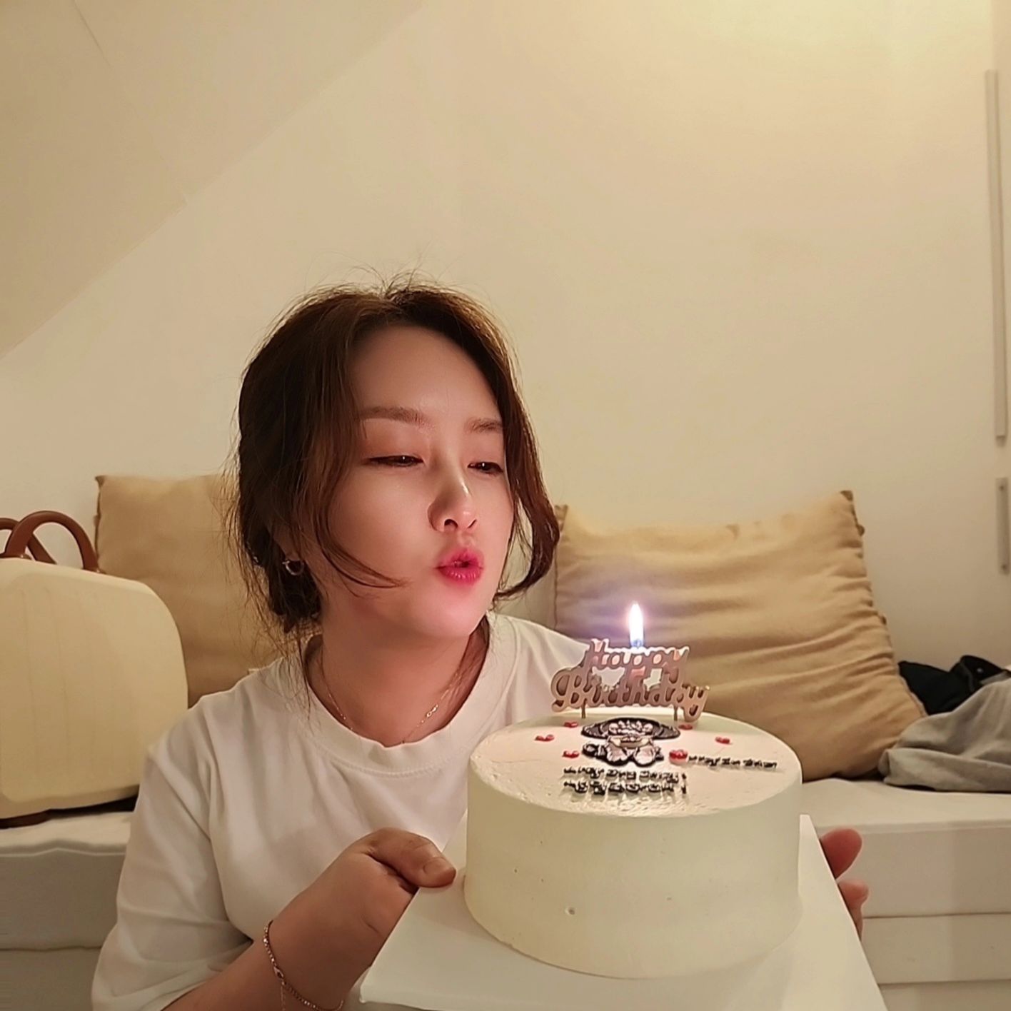 ⠀
⠀
⠀
HBD🤍
⠀
내 40대 첫생일-
우리에게 있어,
특별한 풀빌라펜션에서
내 생일을 진심으로 축하해주고
태리와 같이 수영도 하며,
바베큐먹으면서 도란도란 이야기 나누기
⠀
⠀
정말정말 벅차고 행복한 내 생일 🫶
⠀
⠀
⠀
⠀
⠀
#안녕_남해
#우린_뭐가그렇게잼쓸까
#둘이_이슬이640ml_5병??
#👍👍
⠀
