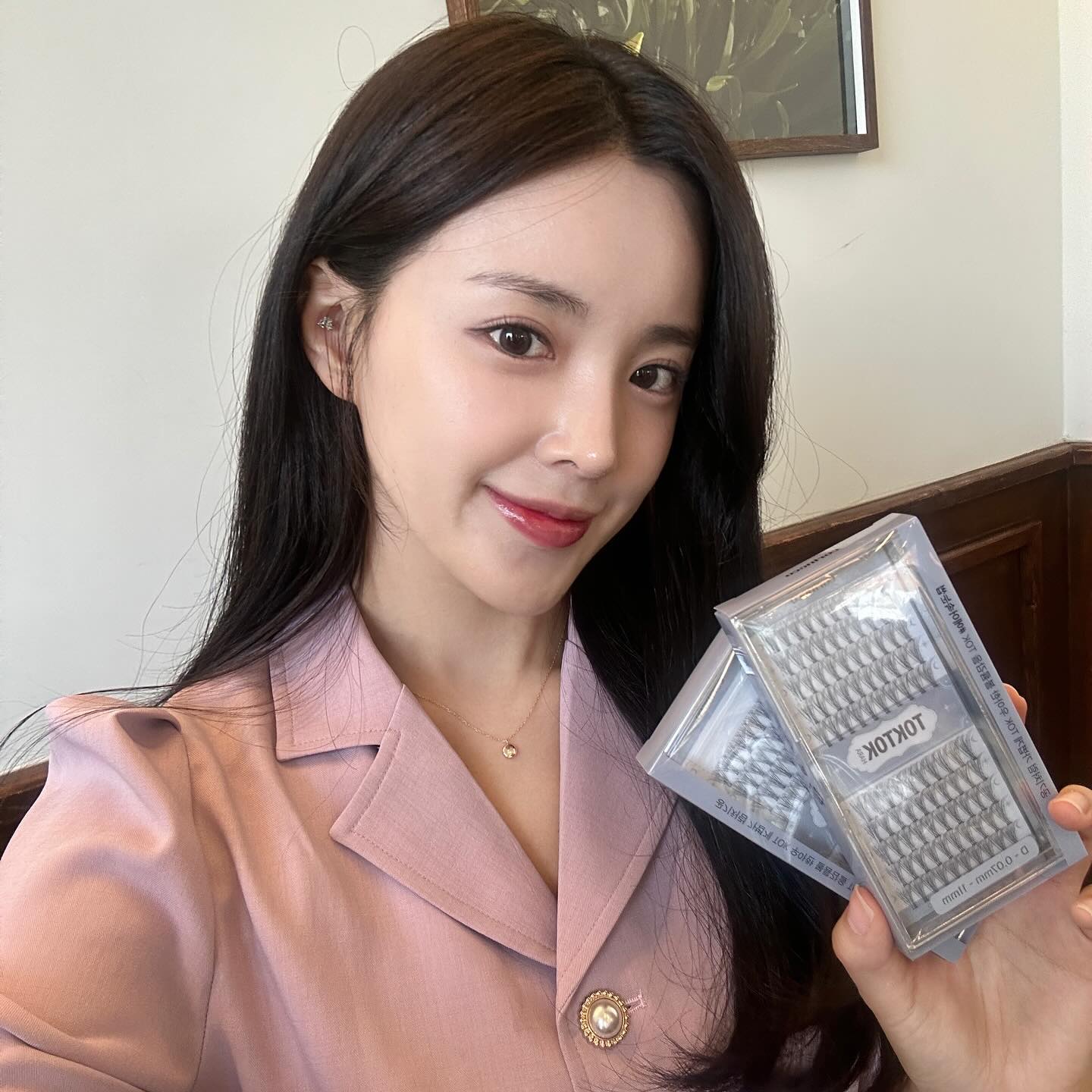 톡톡하라 신제품이 출시되었어용🥰

가닥속눈섭은 붙이기 어렵다는 편견이 있었는데 너무나 쉽게 장착 가능했어요❕❕

톡톡하라 에어 속눈섭은 청순한 무드를 살릴 수 있는 자연스럽고 가벼운 디자인으로 출시되었습니다👀

저는 9mm,10mm 사용해보았어요~

자연스럽게 눈크기 확장까지 가능하답니당💖

- 올리브영 톡톡하라 에어 속눈썹 100pcs
    :  𝟐𝟎,𝟎𝟎𝟎원 ▶ 𝟏𝟑,𝟖𝟎𝟎원 𝟑𝟏% 할인
- 런칭 기념 온라인 한정 선착순 GIFT
    : 필터 속눈썹 스타터 키트 1EA 증정 *오늘 드림 주문 제외

#올리브영 #코링코 #톡톡하라 #가닥속눈썹 #아이래쉬 #눈화장 #인조속눈썹 #눈화장 #아이메이크업튜토리얼 #코링코 #coringco