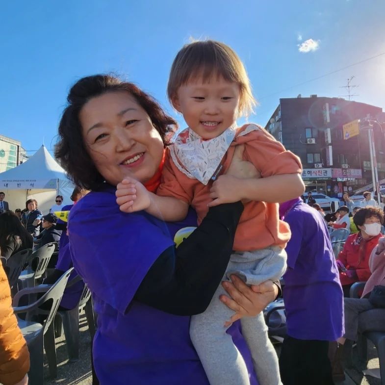 #할머니무한사랑
봄봄, 무한한것 같이 부어주는 뜨거운 사랑을 그 마음에 잘 간직하고 기억해주면 좋겠어
그 느낌이라도 많이 남았기를..

파란가을
역시 멋진 인생 사는중이신 우리 엄마♡
우리 딸 봄봄이랑 응원하러 고고.
우리 오마니가 센터구만
예쁜 꽃다발로 축하를 전한 손녀딸

다 좋았던 오늘

딱 하나 아쉬웠던 두히의 부재
내일 큰딸은 할미랑 못다한 뜨거운 사랑을 나누겠지
늘 나보다 더 큰 사랑 주시는 울엄마

#손녀사랑 #할머니사랑 #할머니응원 #할머니손녀딸 #많이많이기억해줘 #할머니손녀딸사랑 #사랑받는딸보며힐링 #울엄마응원 #엄마를보면 #내미래가보인다 #사랑하는울엄마 #늘감사해요
남의 #마을잔치 #동네잔치 
의도치않게 #동네잔치투어