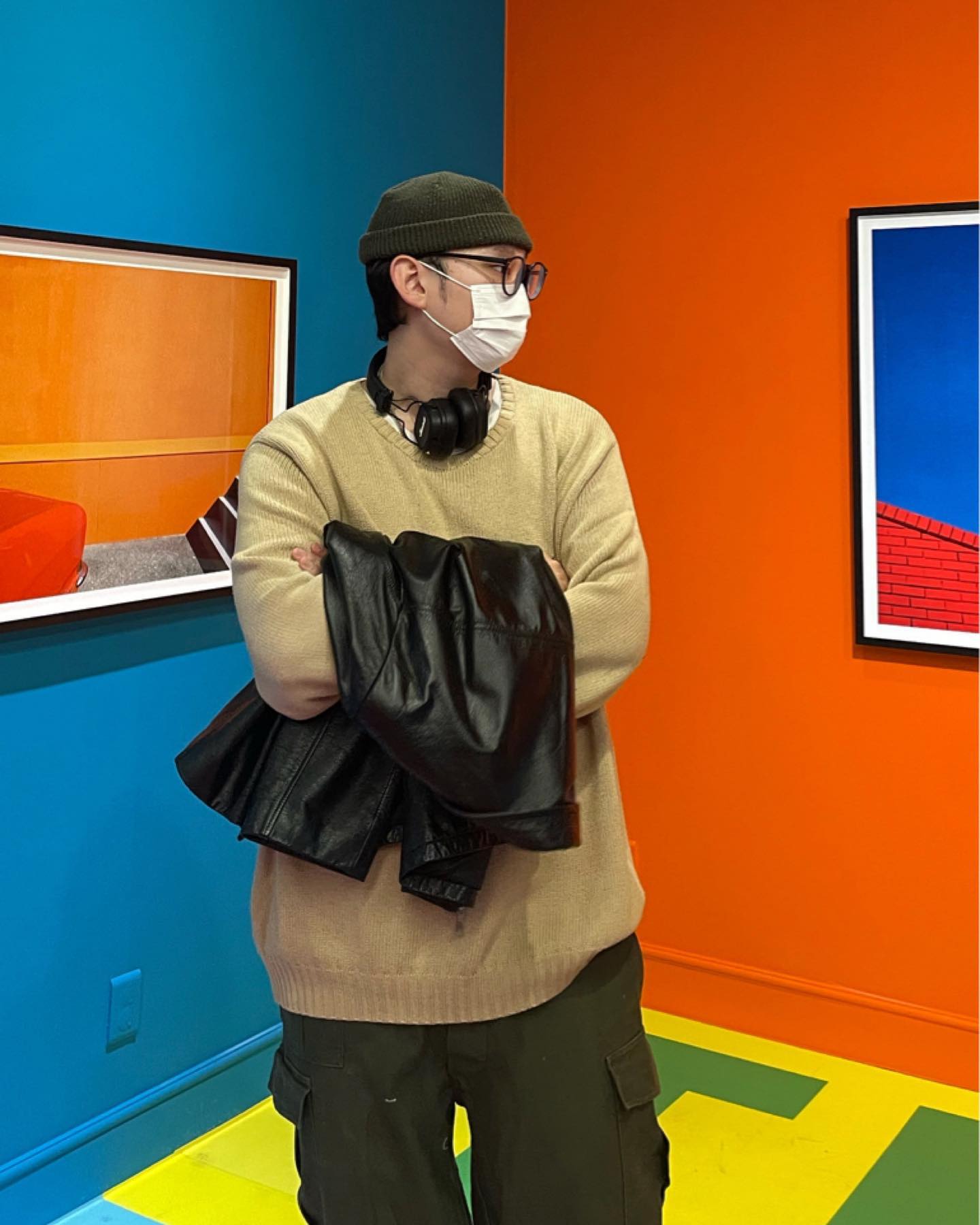 오랜만에 문화생활📸.

이게 을마만에 문화생활인가.
프랑코 폰타나의 그림 같은 사진들을 모아놓은 곳이 있다고 하여
가보려고 찾아보니 삼성역 근처라(가까워서 개꿀) 바로 날 잡고 달려갔다😁

운이 좋게도 들어가자마자 도슨트 분께서 자세히 설명해 주시는 게 아닌가?!

그 설명을 들으면서 작품들을 보니 색다르게 느껴졌다.

굉장히 좋았던 게 사진을 어디서 찍든 다 잘 나온다는 게 넘나리 좋았다.
나같이 사진 찍는 걸 좋아하는 사람들은 꼭 가보는 걸 추천한다.

작품마다 QR코드가 있는데 찍으면 그 사진과 어울리는 음악이 나온다.

나같이 음악을 사랑하는 사람은 아주 시각과 청각 모두 사로잡혀서 작품들을 2배, 3배 즐겁게 감상할 수 있었다😁

<프랑코 폰타나 : 컬러 인 라이프>展 
위치 : 서울시 강남구 대치동 944-21 섬유센터빌딩 B1층(마이아트뮤지엄)
관람 날짜 : 2022.09.30 ~ 2023.03.01
관람 시간 : 오전 10시 ~ 오후 8시(입장 마감 저녁 7시)

여러 가지 색감으로 다시는 오지 않을 인생을 찍어오신 프랑코 폰타나 전시회.
기회가 된다면 꼭 한번 다녀오시기를.
myartmuseum_official 

#협찬 #르뷰 #르뷰잉 #르뷰잉_프랑코폰타나 #마이아트뮤지엄 #프랑코폰타나 #컬러인라이프 #프랑코폰타나