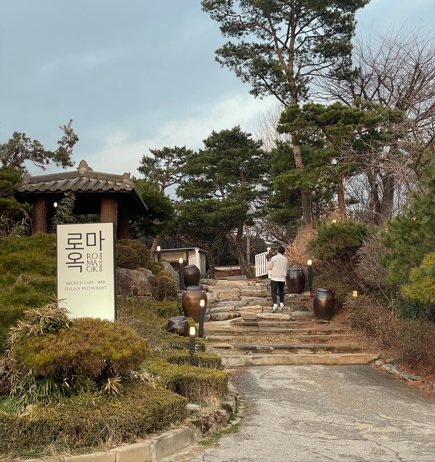 집에서 가까운 거리에 내가 가장 만족하는 공간
원랜 카페였는데 언제 이르케 바꼈다냐…
돈많으면 내가 사고 싶은 건물이기도 해 ㅋ케케ㅔㅋㅋ
쪼꼬미 이렇게 어설푸게 걸었던게 엊그제 같은데
요즘은 엄청 잘 걸음 🐥