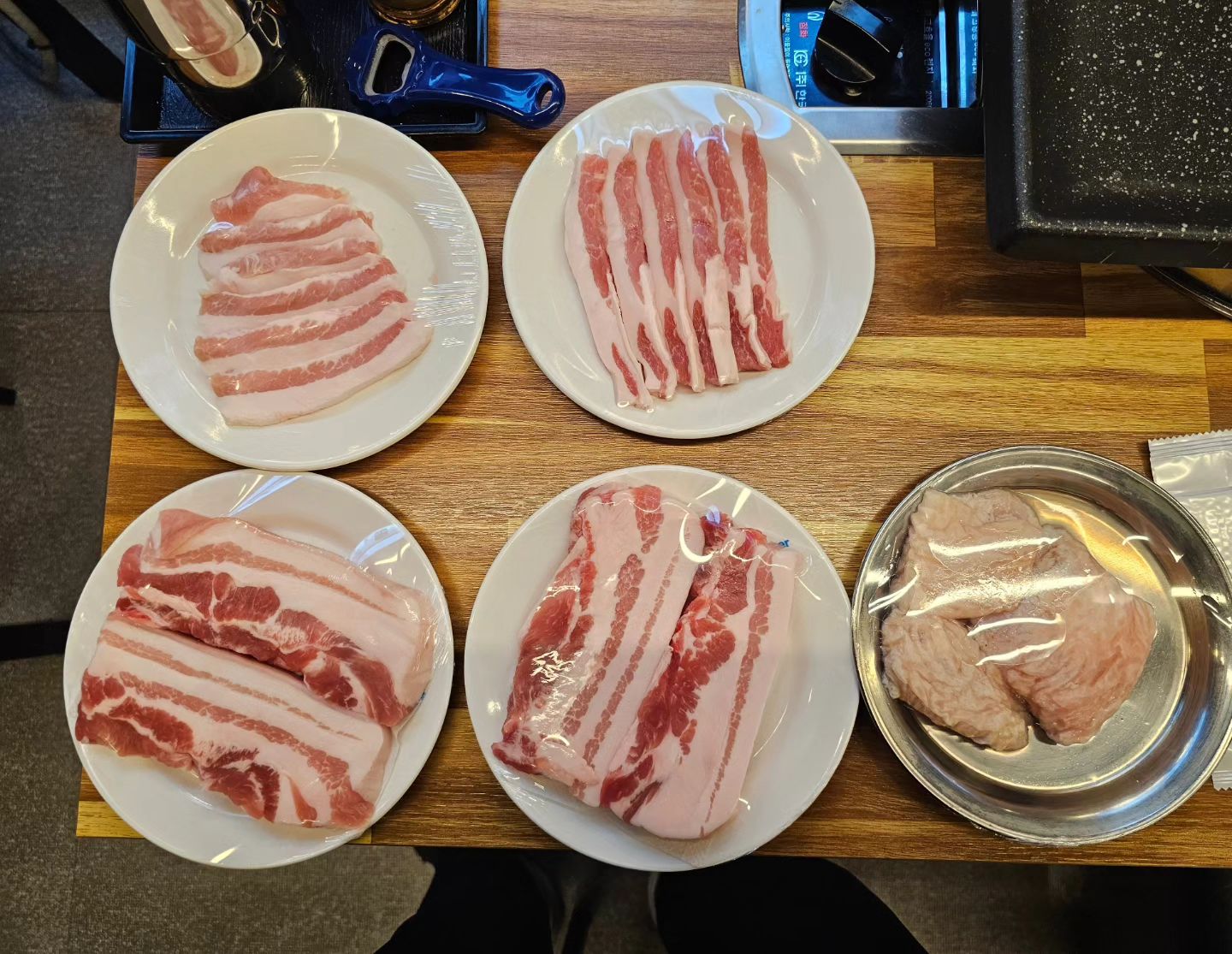 진해에 무한리필 고기집으로
한번 가보면 고기 육즙이 많아
빠져들 수밖에 없고
다양한 고기를 푸짐하게 먹을 수 있어
아주 좋은 고기집.

삼겹살, 오겹살
항정살, 가브리살, 막창
그리고
양념 갈비, 양념 닭고기 등
다양한 고기를 맛볼수 있어 좋다.

#고기집협찬
#진해고기집
#충무동고기집
#진해무한리필