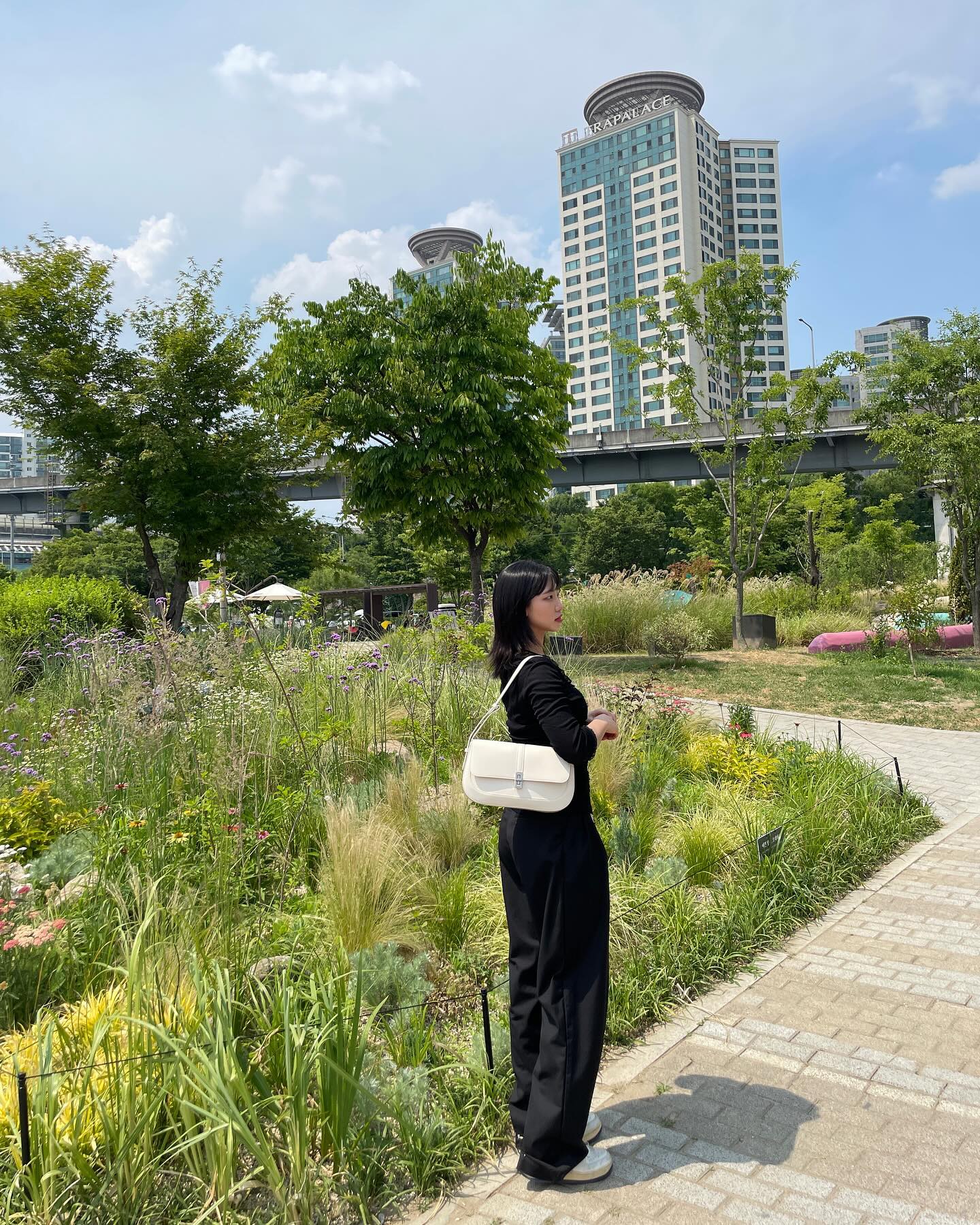 쉬는날 뚝섬한강 갔다가 기빨리고 사진만 건져온 날🍀
사람 너무 많아서 주차하는데만 40분은 걸린것 같아요😂
테라스에 앉아서 밥먹고, 해치 찾아서 사진찍고 났더니🩷
이미 녹초가 되어버림…💦💦
그래두 핑쿠핑쿠 하니 넘 귀엽네요ㅎㅎ
바게트백이 유행이라던데🤍

OOTD
상의 @빈티지
하의 maenique_ 
가방 mjade_korea 
신발 nike