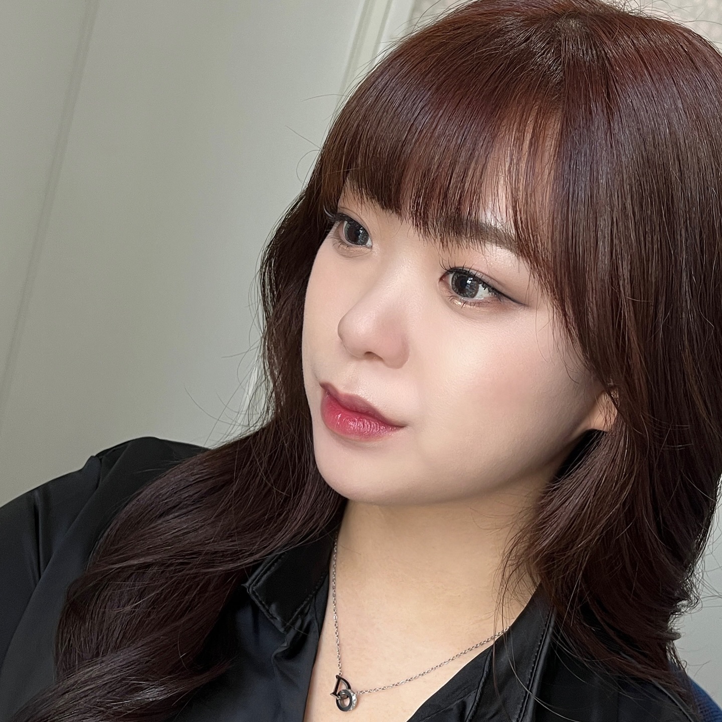 #일반인메이크업 💖
평소 내가 해오던 메이크업이 뚜렷한 분들은 샵에서 받았을 때
기대와 다른 결과물이 나올 수 있어요..!
그래서 저는 시안이 있는 촬영이 아닌
일반인일수록 사전 대화를 중요시하는 편이에요

이 분은 평소 라인이 진하고 눈은 또렷하게 립 컬러도 확실한 편이셔서
그 점을 반영해 라이너는 블랙과 브라운을 섞어 사용해 주었고
속눈썹 숱이 많으신 편이라 가닥가닥 깔끔하게 잡아
시원한 눈매를 가리지 않고 부각해 줬어요
원래 애굣살 범위가 넓은 편이라 오히려 섀도우로 눌러주고
글리터를 중앙에 톡톡 얹어줬어요✨
립에 딥한 컬러를 쓸거라 아이나 치크는 컬러감을 나타내기보단
음영이나 윤곽에 더 신경써서 디테일하게 잡아줬어요

근데 사실 눈이 크고 시원한 편이라 요래조래 올리는 맛이 있었어요😝
뷰티에 관심 많으셔서 같이 수다 떨면서 손 가는 대로 호로록했던 메이컵🤍

#메이크업#데일리메이크업#출장헤메#대구메이크업#서울메이크업#프리랜서#메이크업문의#출장문의