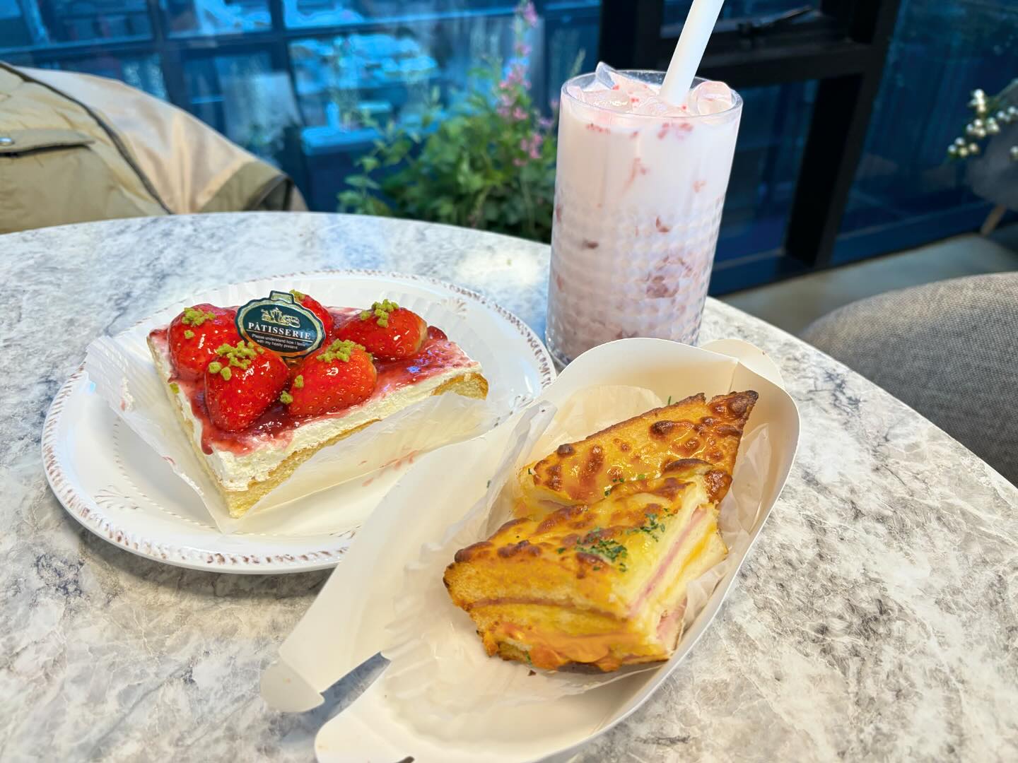 비 오는 날, 유준이랑 🍰
제일 좋아하는 딸기케이크랑 딸기라떼 먹으러 온 봉블레
난 봉블레 구운 샌드위치👀
루프탑도 예쁜 카펜데 비와서 오늘은 창문 너머로 풍경 구경하기
.
#딸기와앙🍓 #송도카페 #봉블레