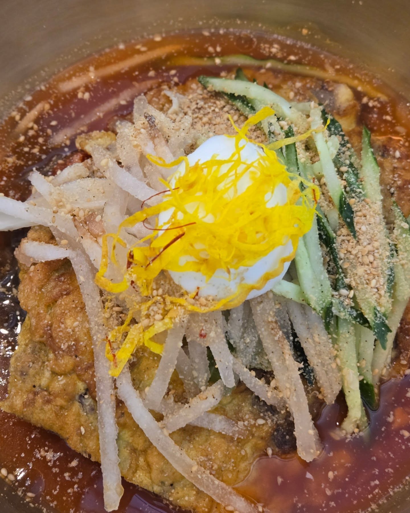 🍴육전냉면(진주냉면)🍴
.
❗️육전이 통으로 올라간 진주냉면❗️
.
대연동에 위치한 진주냉면💕
유엔공원하고도 가깝고 주차장도 있어서 차타고 가기도 걸어가기도 좋은 위치😍
건물외관도 너무 깔끔하고 안에 인테리어도 세련되서 중요한 자리에 와도 너무 좋을것같은 식당👏
.
육전이 통으로 들어간 물비빔냉면과 뜨끈하게 몸을 녹여줄 갈비탕도 같이 주문😍
주문하면 따뜻한 온육수와 깔끔한 밑반찬들이 나옴🤭
하나같이 깔끔하고 간이 적당한 반찬들이 세팅되고 메인메뉴 등장✌️
.
냉면은 위에 육전이 한장 그대로 올라가있어서 한그릇 다먹으면 배부름은 물론이고 사이드메뉴가 필요없을 정도👏
갈비탕도 임금님상처럼 세팅되서 대접받는 느낌에 너무 부드러워서 뼈랑 잘 분리됨😍
누룽지갈비탕으로 주문하니 밑에 누룽지가 깔려있어서 식감이 완전 대박😍
.
중요한 식사자리에 오면 점수딸것같은 식당🤗
.
❗️대연동 냉면&갈비탕 맛집❗️
.
🔹️부산 남구 유엔로 214 2,3층
🔸️화통물비빔냉면 19,000
🔸️누룽지갈비탕 16,000
🔸️음료수 2,000
.
.
#협찬 #진주냉면 #진주냉면대연점