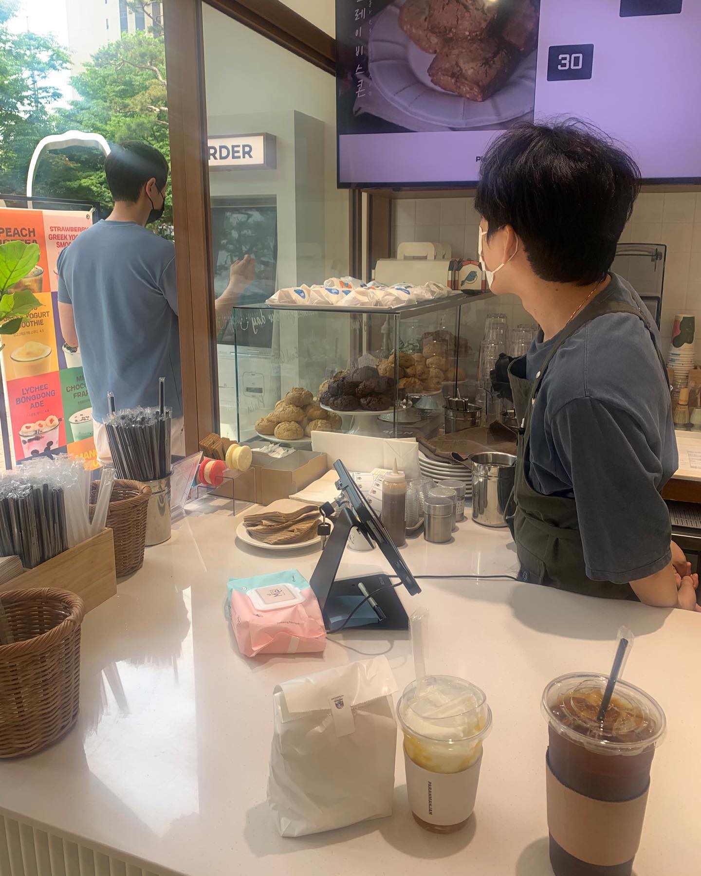 스콘 중독에서 
벗어날수가 없는 상일씨네 스콘..🍪
희서미모는 사진에 다 담겨지지가 않네💜