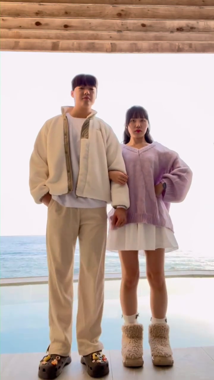진짜 몸치,박치 남자친구 델꼬 빵디 흔들기🤣
흥참느라고 힘들었다🙌 
남자친구랑 누가누가 더 흥 잘 내나 한번 릴스 찍어보는거 오때요~?
.
요기 진짜 옛날부터 오고싶었던 짱예숙소💖
바다 실컷보고 가겠어요😝
.
#커플릴스 #댄스릴스 #흥부자