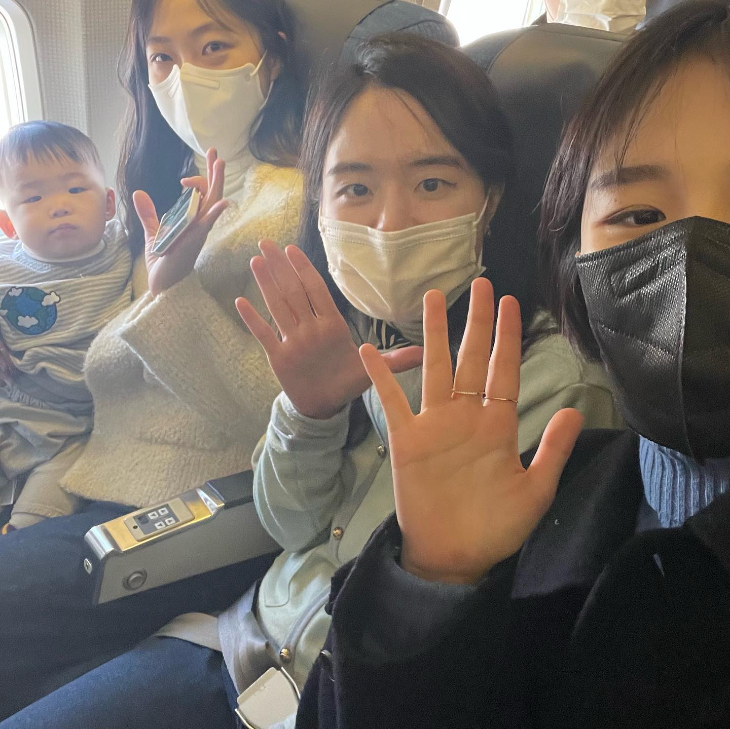 .
도와준다고 갔지만 도와준건 1도 없이 정말 재미만 보고 와버렸다네~~ 애기 데리구 비행기 탄다고 부산떨었던 것도 넘 즐겁고 재밌는 추억이구~~ 사회자도, 화동도, 예찬이 서프라이즈까지 다 너무 완벽했던 것 같아~~ 눈물 쏙 뺀만큼 행복하게 잘살아라 제주댁!!!!!🍊🍄
.
덕분에 종종 우리끼리 비행기타고 제주도 놀러갈 날을 기대해보겠어. 집들이 플리즈~~~🌼🥳