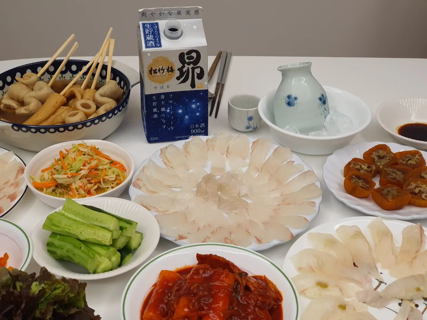 #협찬
.
.
오늘 저녁은 상쾌하고 맛있는 팩사케 한잔,
안주는 어묵탕에 광어회!
술안주에 진심이다보니
차리다보니 한상 가득,
가성비 신상 사케 스바루 나마죠조
상쾌하고 가볍게 마시기 좋아서 홀짝홀짝~

스바루 나마죠조는 일반 팩사케와 달리
'나마죠조'라고 갓 짜낸 생주를 살균하지 않고
그대로 저장하고 있다가 병입 시 저온살균
(열처리)한 사케라서 저렴한 팩사케임에도
과실향이 풍부하게 나더라구요.

상쾌한 과실감에 부드럽게 넘어가는
깔끔한 목넘김은 갓 짜낸 듯한 신선하고
향기로운 맛이 느껴집니다.
주말저녁 가볍게 마시기 좋은 사케에요.

✅️ 지나친 음주는 뇌졸중, 기억력 손상이나
  치매를 유발합니다.
✅️ 임신 중 음주는 기형아 출생 위험을 높입니다.
.
.
#바닐라향사케가성비팩사케 #스바루
#과실향에진심인사케 #스시에는스바루
#회먹을때스바루 #저렴이긴조 #순삭템
#깔끔한팩사케 #상쾌한과실감 #부드러운목넘기
#향기로운사케 #데일리사케 #마시기편한
#주류대상BESTOFBEST2023사케
#팩사케 #니혼슈 #니혼슈코리아 #일식 #사케 
nihonshukr