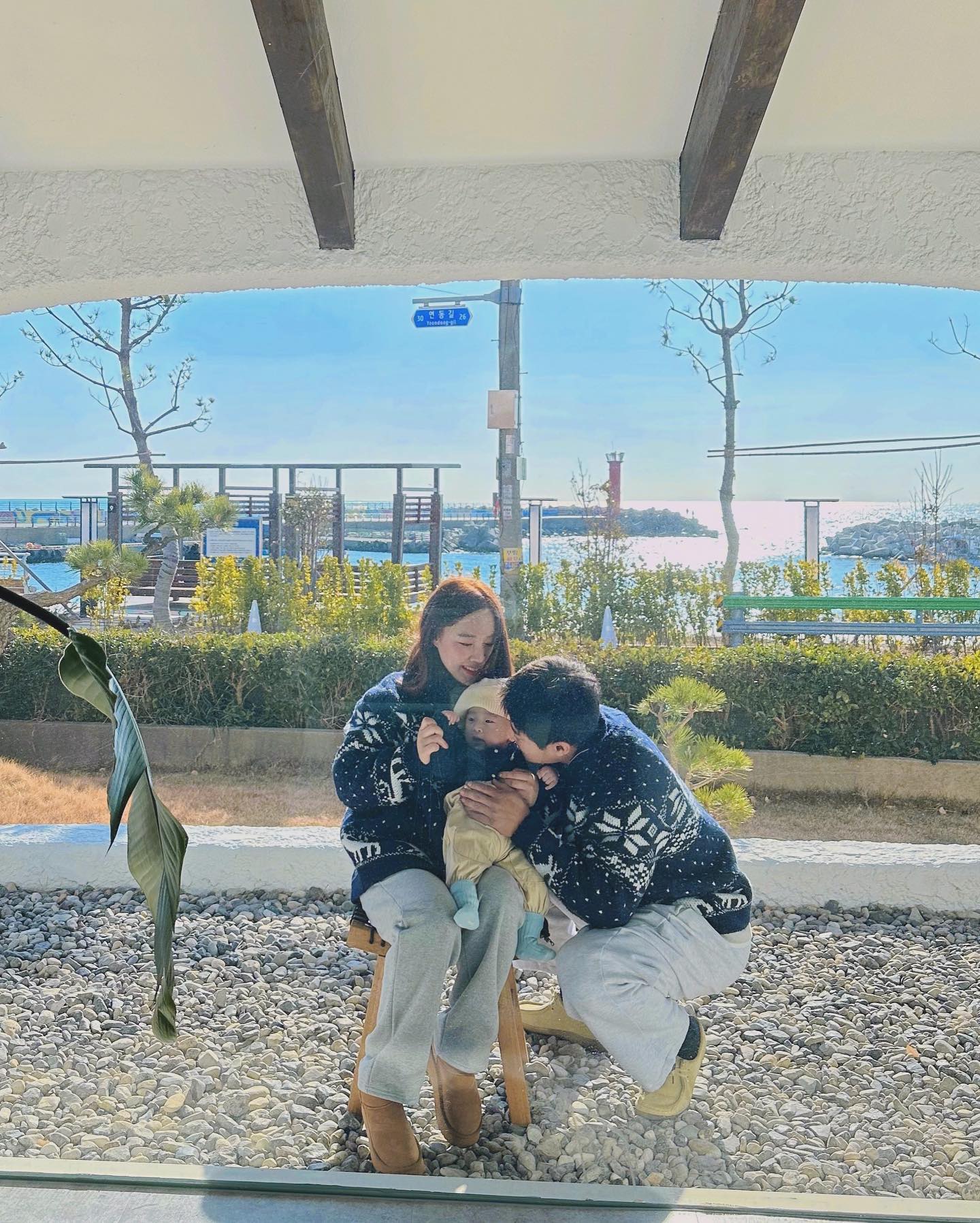 #가족여행 #첫여행 #첫외박 #연에르모쏘 
로운이의 첫번째 일박여행은 감포! 
왼쪽 팔목힘줄에 염증이생겼는데 내 치료하러 가기힘든 육아의 현실과 계속해서 터지는 사건사고들 속 몸과 맘이 지쳐있어 좀처럼 회복이 힘들었는데
역시 이런 힐링의 시간은 필요하다.
이쁜 숙소에서 이쁜 뷰보며 좋은사람들이랑 보내는 소중했던 시간!
육아도 살림도 좋은엄마도 좋은딸도 좋은아내도 다 하려고 욕심내려다 방전되는것보단 내가할수있는 선에서 최선을 다해야겠다.
생각보다 10년만에 찾은 감포는 더할나위없이 좋았다!
아직은 좋은일보다는 안좋은일들과 마주하는 중이지만 묵묵히 이렇게 지나다보면 좋은날이 올테니 2024년 우리가족 힘내어보자!!💪🏻💪🏻
#감포여행 #가족여행추천 
#아침해는이뻤고밤하늘별이가득한곳