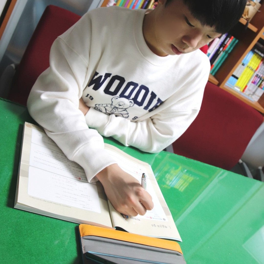 #광고 #협찬 

기말고사가 끝났다. 엠베스트 기말고사 대비로
수월하게 2학년 과정을 마침...ㅋㅋ

이제 예비중 3... 엠베스트 중등인강으로 겨울방학특강과 단기특강으로
새학기 예습 계획을 세우고 실천...

예비중 3은 예비고등과정까지 특강이 개설되어 있어서
중등과정을 정리할 수 있고 사회, 과학은 고등과정을 예습할 수 있어
좋다.

장풍선생님의 강의로 화학 원소와 주기율표 강의도 듣고
올겨울 방학...알차게 스스로 학습해야겠다.
북클럽에 도서가 추가되어서 겨울방학 독서하기도 좋다.
아이와 부지런히 북클럽으로 독서도 할 계획...ㅎㅎ 

#엠베스트 #겨울방학
#중학생겨울방학 #중학교겨울방학 #중학교방학
#겨울방학계획 #겨울방학특강#중등수학 #중등과학
#예비중 #예비중겨울방학 #중학교준비#중등내신관리
#중등인강 #중학생인강 #중학교인강 #중등인강추천 #중학인강
#중등겨울방학 #예비중3 #중학생공스타 #중학생공스타그램