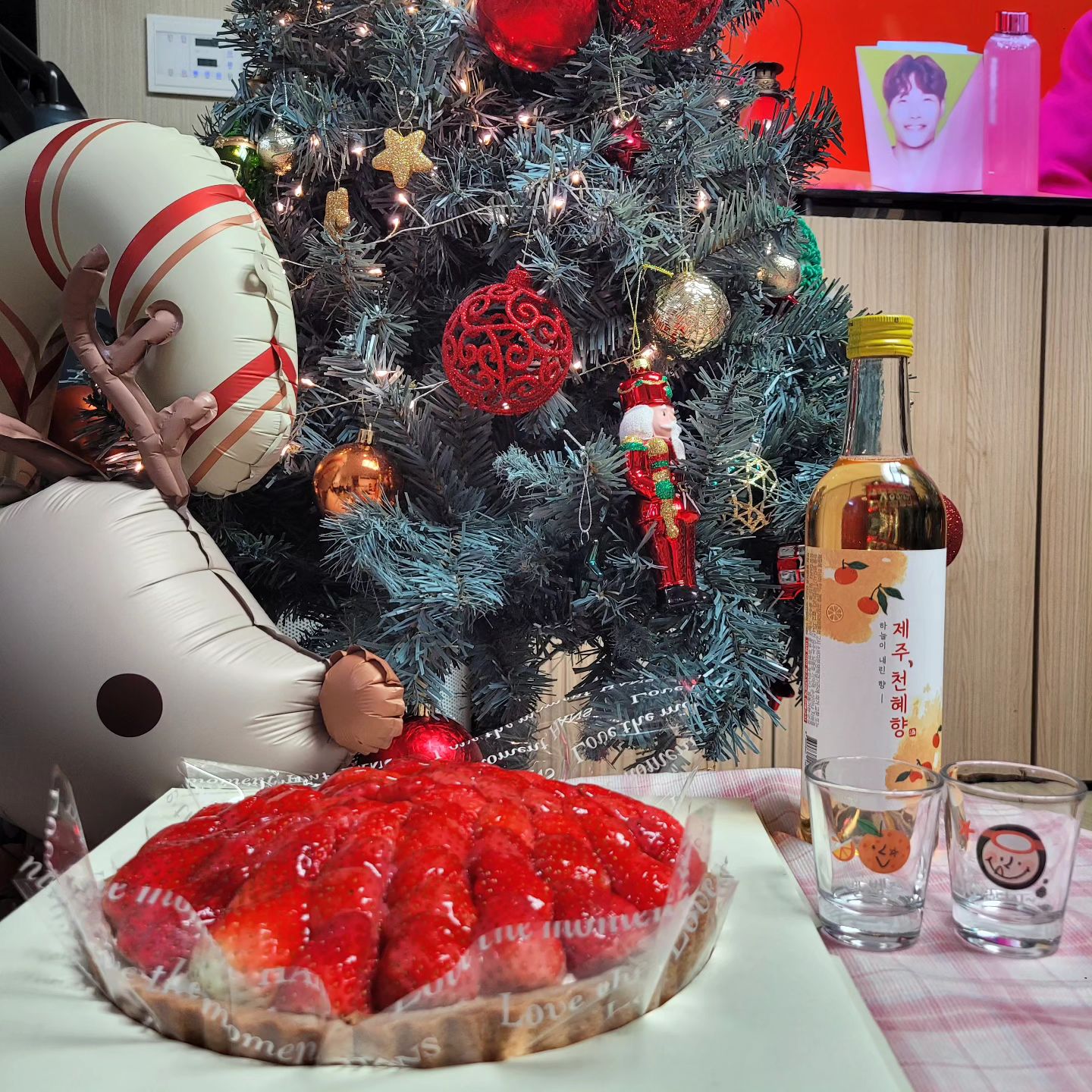 크리스마스이브 저녁
-
집으로 돌아와서 선물받은 #한스딸기치즈타르트케익과 천혜향 술로 마무리
-
오늘 하루 너무 알찼다!! 오늘도 추억 플러스 하나 추가 

우리가족 연말 마무리 잘하자 ♡