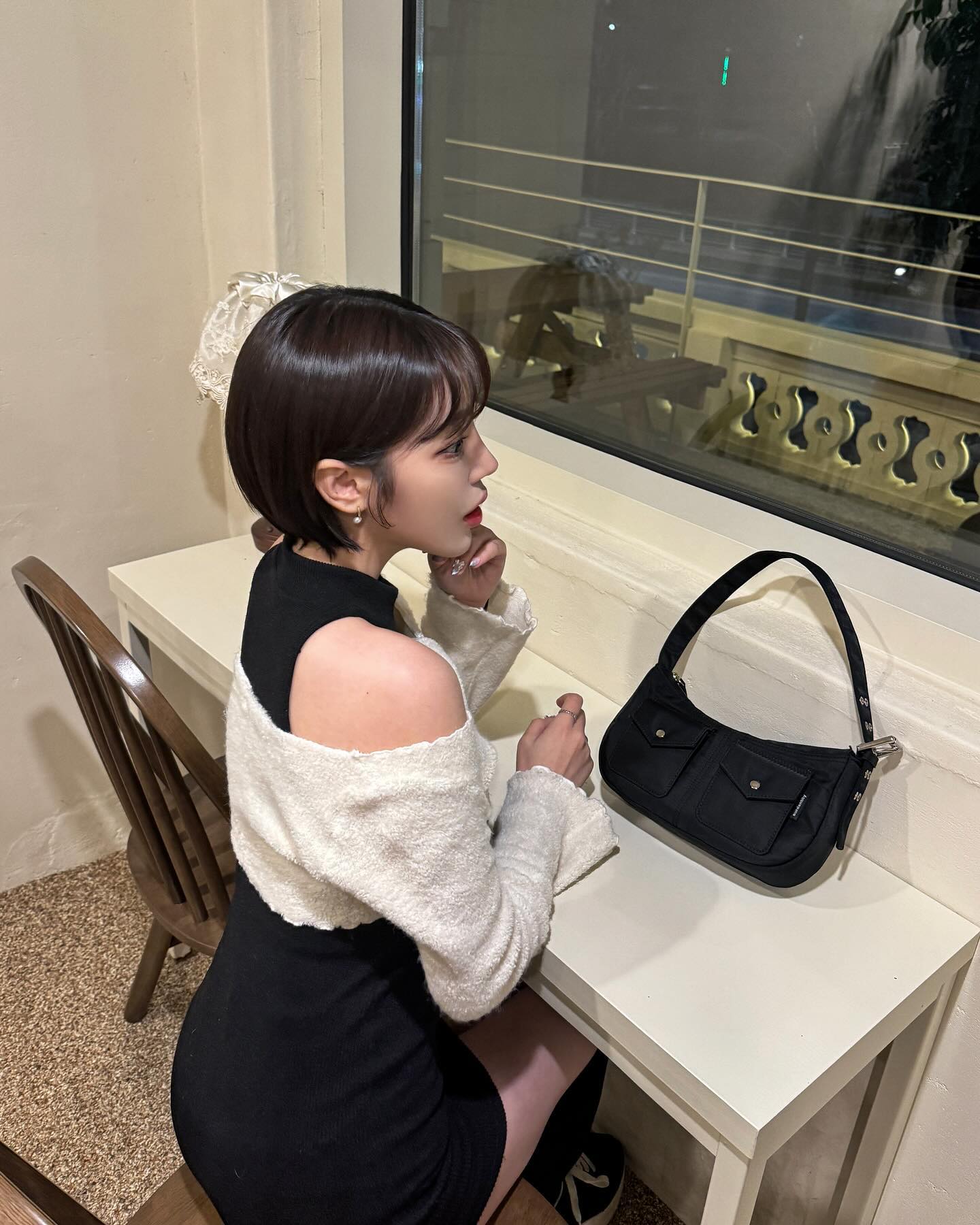 집 근처에 이쁜 카페 생겨서 예뿌게 입고 사진찍기🖤🤍

 #ourdentity #아워덴티티 #카페이음