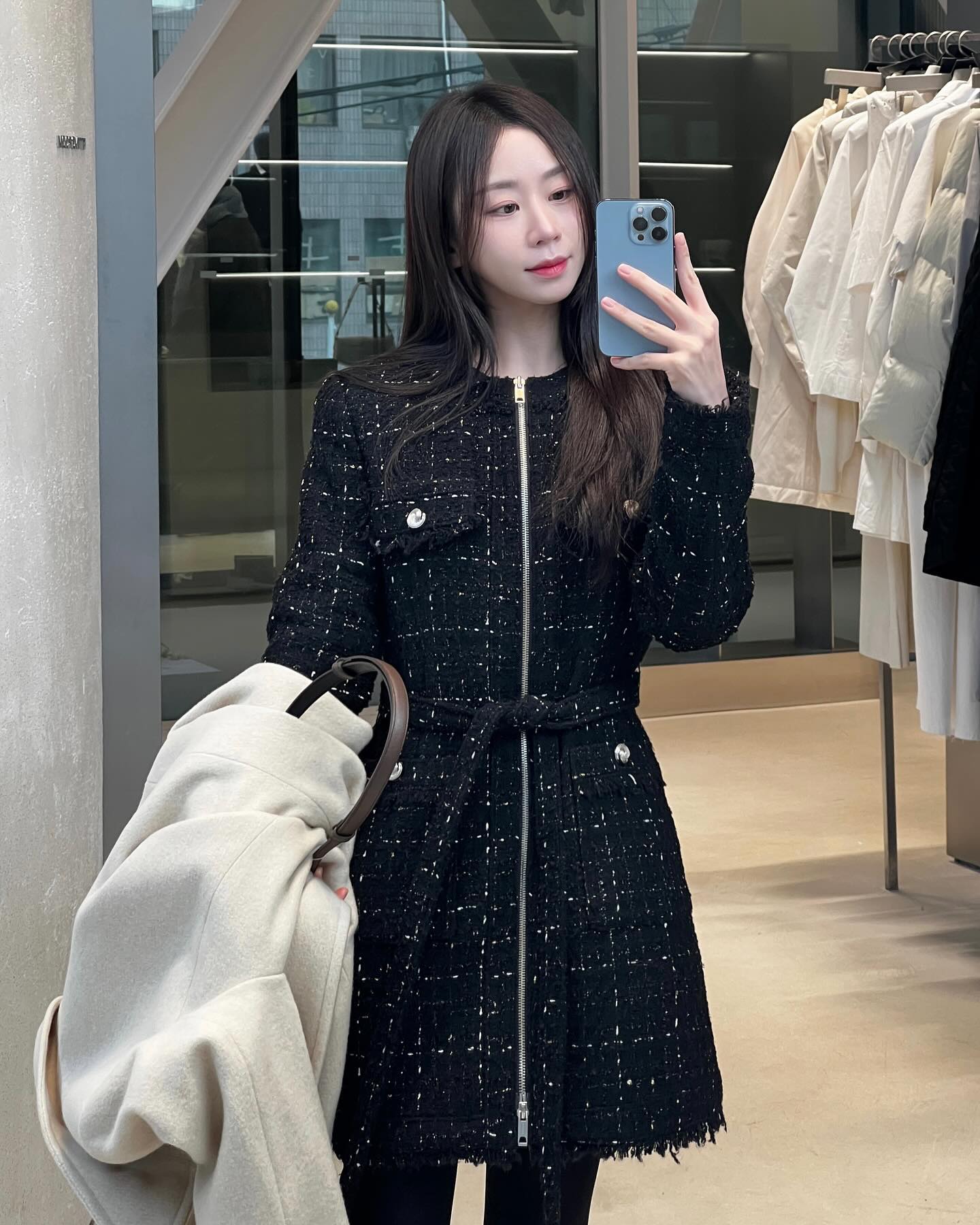 KUMÉ 
자켓으로도 원피스로도 활용 가능한, 블랙 트위드 원피스🩶
하객룩으로 너무 찰떡이에요

내일부터 3일간 링크 올려둘게요:)

🔖 158cm / 42kg - S 사이즈 착용

#트위드원피스 #KUME #하객룩 #소개팅룩 #트위드자켓