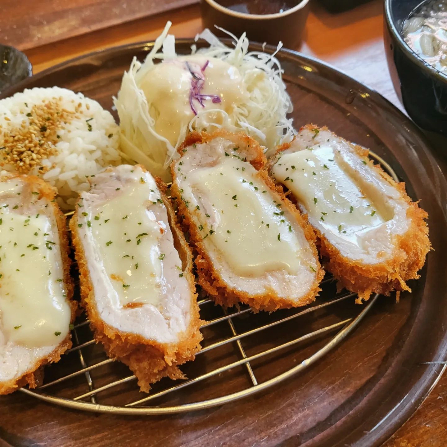 #마초야 방문꿀팁👇👇

미친 치즈돈까스🧀 정식 뿌시고옴
#마초야수내점 은 점심시간이 엄청붐벼🥲
시간이 괜찮다면 평일
12시 30분이후에 가는것을 추천👍

돈까스 말해뭐해...😄
육즙팡팡 기가막히는데
치즈돈까스는 하루 10개한정✍️✍️

사실 이곳의 주력메뉴는 우동이야🍲
특히 면이 독특해서 우동메뉴는
한번먹으면 잊을수없을걸🤭

📍마초야 수내점
경기 성남시 분당구 백현로101번길 13
치즈돈까스정식 14,000원

언제나 꿀팁💡이 가득한
냠냠데이즈의 미식생활😍

nnyam_dayz
nnyam_dayz
nnyam_dayz

❤️ 내용이 좋으면 좋아요
🧡 나중에 또보려면 저장
💛 같이 갈 친구는 태그
💚 계속 보려면 팔로우

#분당맛집 #분당돈까스 #돈까스맛집 #우동맛집 #먹스타그램 #맛스타그램