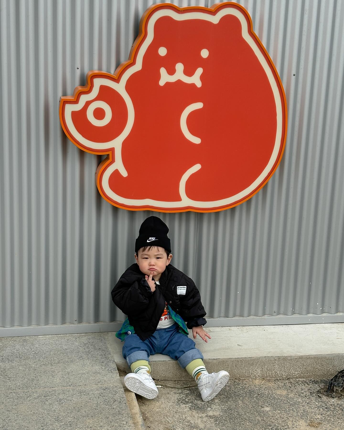 멋쟁이 카페를 가서 계속 턱내미는 유온이 말리느라 진땀^^;;
유온이가 턱 내미는게 재밌는지 틈만나면 턱을 내밀어요ㅠ 무시하고 지나가야 안할텐데 참을 수 없는 애미는 자꾸 턱!!! 턱!!!!! 하는바람에 유온이의 손은 자꾸 턱으로ㅋ... 저날 특히 심했고 그 이후론 덜 하던데 제발 안했으면 좋겠다 ㅎㅎ...나중에 치아교정은 너돈으로 해라^^ㅎ
(맨 마지막 엄마사진 하나 투척ㅋ)