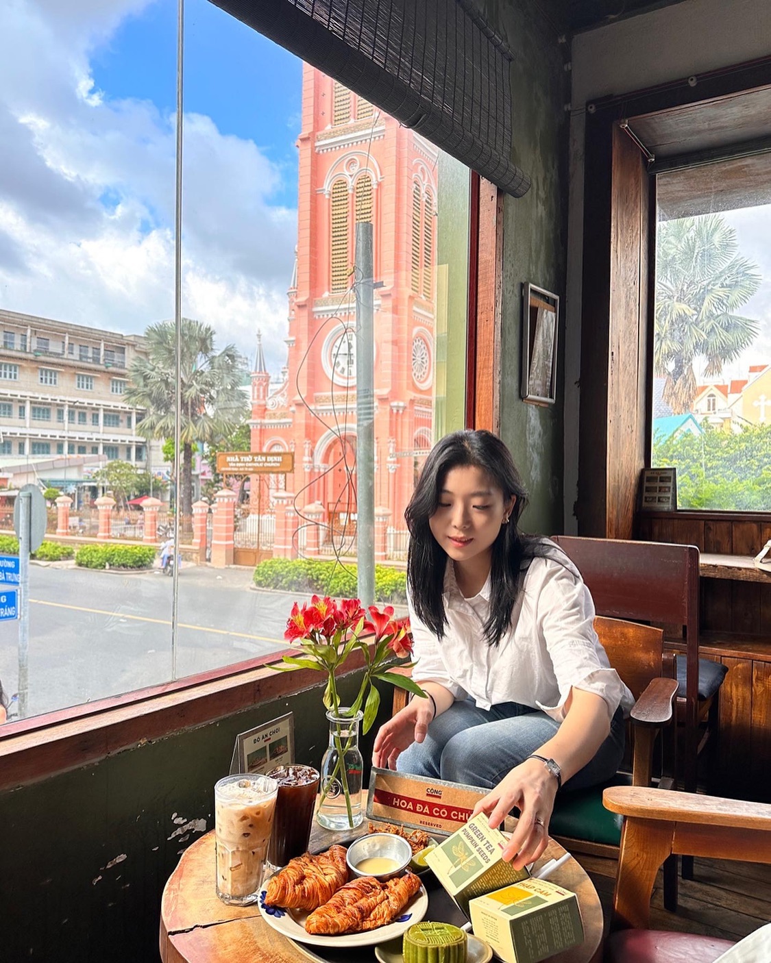 #해외마케팅 #해외영업 : 국내 제품을 여러나라로 판매(수출)하는 일. 예전엔 출장을 필수적으로 많이 가야했다면 요새는 세상이 많이 변했다. 온라인으로도 충분히 가능한 것들이 많아졌다. 8년차 수입 수출 B2C B2B 오만거 다해보면서 일하면서 더더, 더 ++와닿는 것들.

1)브랜딩 : 좋아보이게 포장하고, 어필해야한다. 첫 이미지가 90%이상인 시장에서 컨텐츠 특히 사진이 정말 중요하다. 매력적인 브랜드는 바이어든 소비자든 먼저 찾아온다.

2)커뮤니케이션 : 언어도 언어지만, 언어는 필수.. 그 중에서도 커뮤니케이션 능력 네고 능력이 중요한 것 같다. 해당 나라들의 트렌드 파악하며 소통하기. 언어는 정말 잘할 수록 좋다.

3)좋은 사람들과 좋은 브랜드 확립하기 : B2B와 B2C를 병행하는 요새 일은 많더라도 함께하는 동료가 큰 힘이다. 해외업무는 특히나 케이스가 다 다르기 때문에 사고가 유연한 사람들과 일을 해야 효율이 좋은편 같다. 요새 나의 짝지는 자극을 받을만큼 정말 인성도 일처리도 대단한 사람! 덕분에 2주동안 신제품 100개 등록 완료! 

진짜 프로이직러인 내가 맘잡고 다닐 수 있도록 도와준 몇몇분 최고다… 몇번의 고비가 찾아왔지만 그 고비를 잘 사뿐히 넘을 수 있도록 도와준 분들이 없더라면 이미 안녕했을듯 ㅜㅜ어딜가나 100% 만족할 수는 없다.. 그럼에도 단점보다 장점들에 집중할 수 있는 것들이 있다면 오케!

아직은 우리의 목표매출에비해 귀여운 매출이지만, 화이링🤍

#이직 #직장인 #워킹맘 #일상 #일기 #일상 #워킹맘소통 #워킹맘일상 #marketing #overseas #export