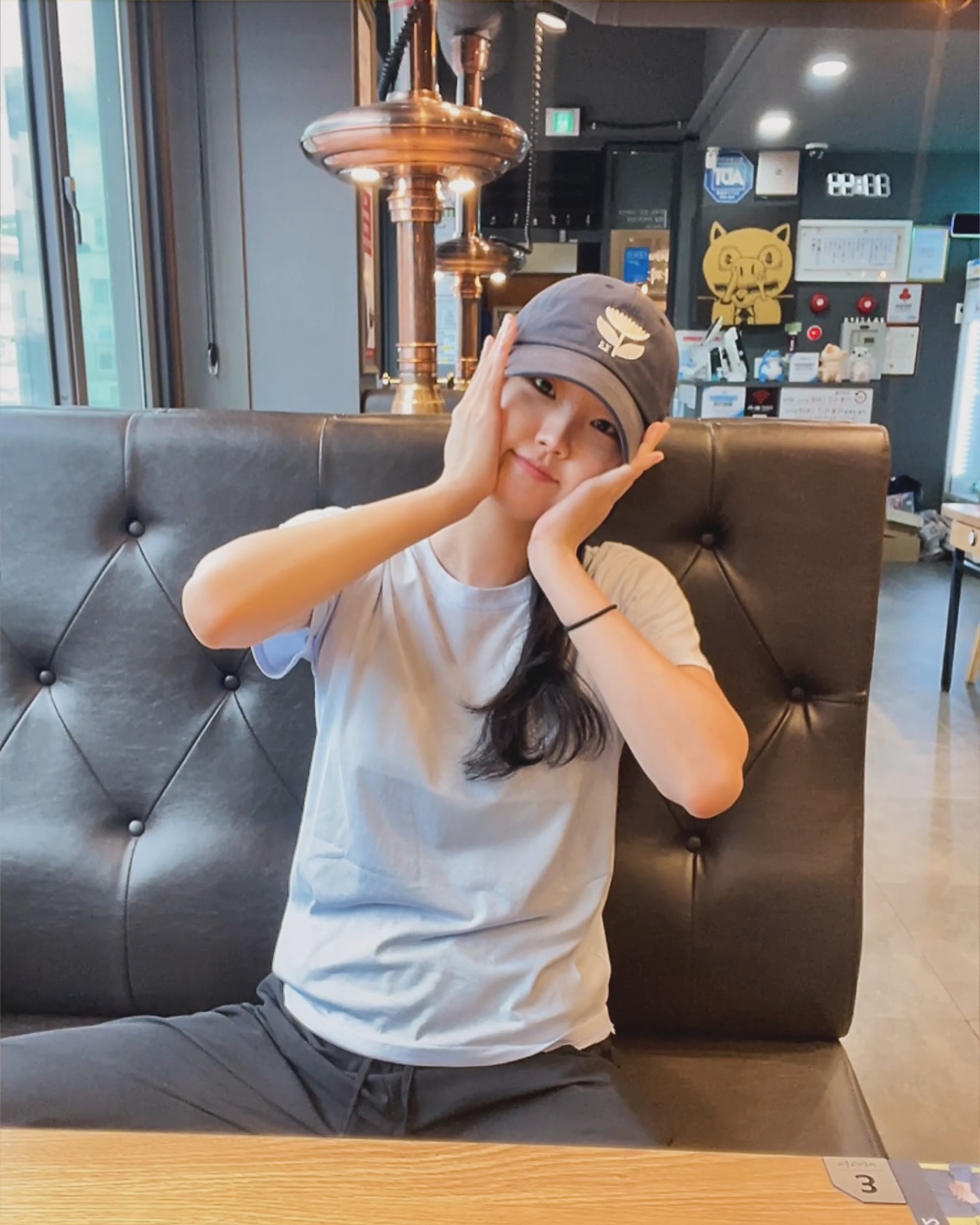 #협찬 seoyneoy 

제품: 여성반팔티 여름 무지 반팔 기본 라운드 면 티 이너 국내제작

컬러: 화이트, 스카이블루🧊, 핑크

사이즈: 원사이즈

🧊30년 경력의 국내 아틀리에 디자이너들이 함께 모여 모든 아이템을 자체제착으로 출시하고 직접 봉제 공장을 운영하면서 제품을 제작하기 때문에 남다른 품질의 고퀄리티 제품을 아주 합리적인 가격으로 만나볼 수 있는 국내 브랜드 서이너이.

🧊시원함과 부드럽고 매끄러운 촉감과 또렷한 컬러를 산명하고 오래 유지 시켜주는 바이오 처리 원단

🧊길지도 짧지도 않은 기장으로 크롭기장이 활개치는 이 세상에서 내 뱃살을 가려줄 유일무이 기본반팔티

🧊단독, 이너, 원피스나 멜빵 등 다양하게 매치 가능

#서이너이 #국내제작 #국내제작브랜드 #여름반팔티 #무지반팔티 #여름반팔티셔츠 #데일리룩 #패션계정 #기본반팔티 #라운드티 #라운드티셔츠 #티셔츠코디 #스카이블루 #파스텔