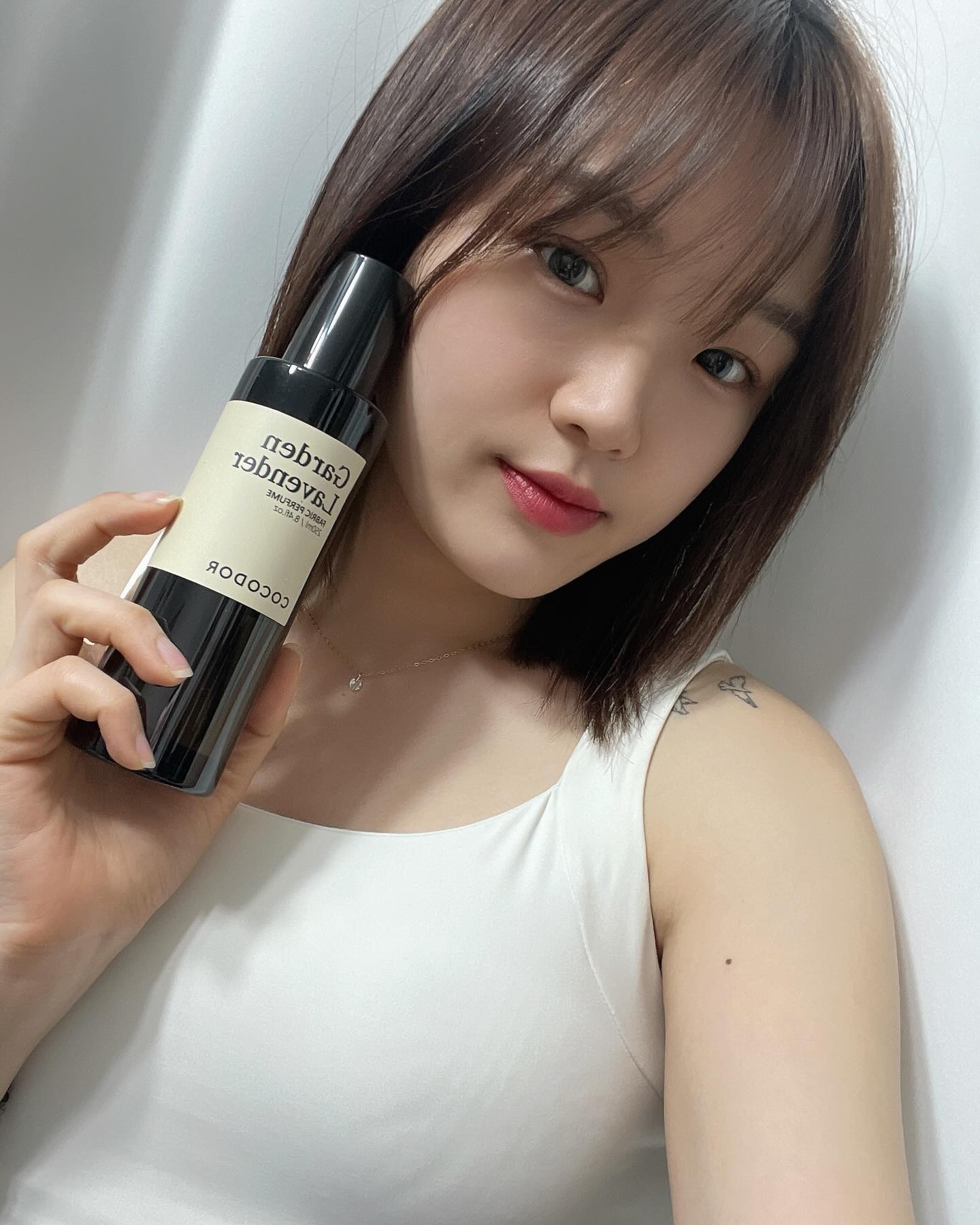 #협찬
⠀
[코코도르 섬유탈취제]
향수 대신 부드러운 섬유향수를 찾았어요!
디퓨저로 유명한 코코도르 신상품 섬유향수인데
은은하게 사람을 다르게 보이게 하는 향수라 손이 자주 간답니다🫧
@코토도르 @
⠀
✔️매일 세탁하기 힘든 의류, 침구, 패브릭매트 담배냄새까지
✔️식물에서 찾은 탈취& 소취력
- 감나무잎, 녹차추출물 / 곡물 발효 주정베이스
✔️ 탈취력 테스트 향 지속성 테스트 완료
✔️피부 무자극 테스트 완료
✔️99.8% 정전기 감소
✔️3가지 사이즈로 필요한 상황에따라 사용 가능
휴대용, 차량용, 대용량 옷장용
⠀
⠀
공식몰 구매시
1) 코코도르 섬유탈취제 80mlX2+섬유탈취제 250ml+섬유탈취제 500ml
- 섬유탈취제 4개 16,900원 (총 용량 910ml)
- 회원가입시 10% 추가할인
기회 놓치지 마시고 구매해보세요💞
⠀
⠀
⠀
#디퓨저 #디퓨저추천 #코코도르 #cocodor #COCODOR #reeddiffuser
#daily #데일리 #셀스타그램 #셀카 #selfie #followforfollowback #likeforlikes #likeforfollow #like4likes #liker #likeforfollow #instagood #instagram #데일리룩 #일상 #오오티디 #ootd #좋아요 #좋아요반사 #좋아요테러 #좋반 #첫줄 #첫줄반사
⠀
⠀
⠀
⠀
