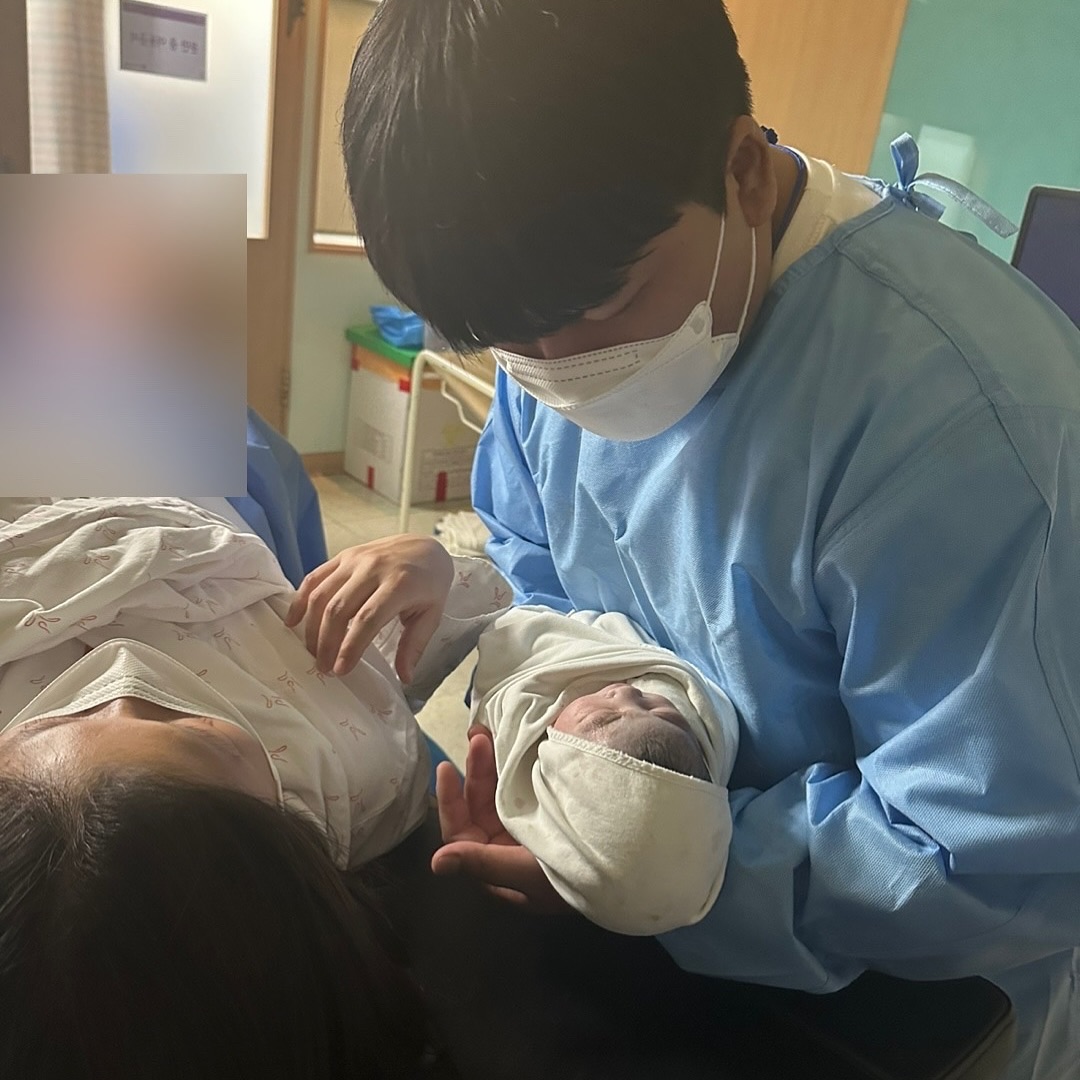 채희 오빠가 안고있는거 보니까 너무 작았네?