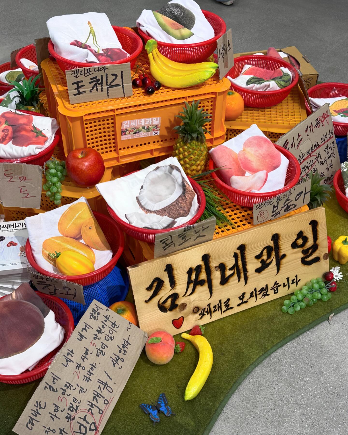 부자가 되면 김씨네 과일 가게에서 과일 다 사서 옷장에 넣어둬야지🍒🍎🍑🍓🍈🍋🍌🍇🥑🍅🥝🥥🍍🍉🥭

.
.
저는 기의와 기표를 가지고 이야기 하지만 제가 상대에서 줄 수 있는 건 기표뿐이래요. 그래서 상대는 제가 건넨 기표만 듣고 기의를 유추한다고 해요. 그래서 사람의 말은 늘 굴곡이 있을 수밖에 없고, 왜곡될 수 있음을 이해해야 한다고 합니다. 이 말은 왜곡과 변질이 당연한 대화 속에서 우리는 조금 더 나의 기의를 표현하기 위해 눈을 맞추고 상대와의 대화에 집중하는 자세를 가져야 하는 거라고 생각됩니다. 만일 대화 속에 기의까지 전달이 된다면 우리는 아마 이해하고자 하는 마음이 없어질 것 같습니다. 그래서 지금 저희가 하는 대화가 소중한 것 같습니다.

- 수업듣다가 대화에 대해 생각하느라 내용이 기억안남
정신 🍒자. 정싱 🍒자. 정신을 🍒자. 🍒먹고싶다.